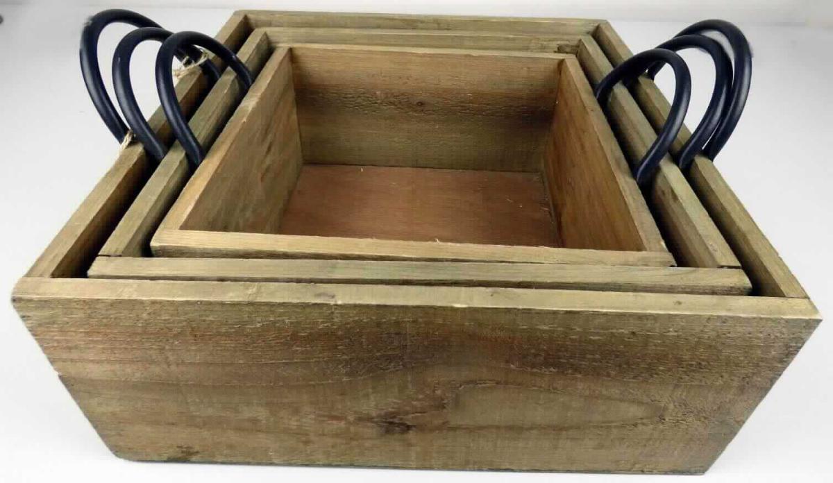 Box, Set 3, Art. 1009548 (Abbildung siehe Anlage)
- quaderförmige Kiste mit einer Bodenplatte aus Sperrholz und vier Seitenwänden aus sägerauen
  Brettchen, aus Tannenholz (lt. Antragsteller), an einer Längseite mit Aufdruck sowie an beiden 
  Schmalseiten mit Tragegriffen aus Metall versehen, 
- in drei unterschiedlichen Größen (ca. 24x24 x11,5 cm, ca. 28x28 x12,5 cm, ca. 31,5x31,5x13,5 cm)
- durch einfache Verarbeitung (Nageln) zusammengefügt, scharfkantig, an den Ecken teilweise 
  Fugen aufweisend, raue Oberflächen (nicht sorgfältig gearbeitet, kein Innenausstattungsgegen-
  stand der Pos. 4420),
- zum Transport und Aufbewahren von Gegenständen (kein Möbel der Pos. 9403).

Der Charakter der Kiste wird bezüglich der Bedeutung für die Verwendung und des Umfanges durch das Holz bestimmt. 

"Kiste aus Holz (zusammengesetzte Ware aus Holz - charakterbestimmend - und Metall)"
