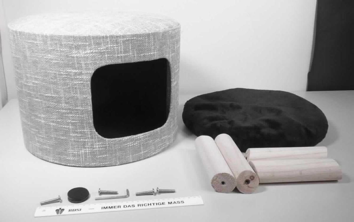 Bei der sog. "Kuschelhöhle Petit" handelt es sich um eine zusammengesetzte Ware, bestehend aus einer Ware mit mehreren Funktionen und einem passgenau gestalteten runden Polyesterkissen.  Die Ware mit mehreren Funktionen stellt sich als Sitzhocker mit Holzgestell und Spinnstoffüberzug dar, der eine Öffnung unter der Sitzfläche aufweist und zugleich als Unterschlupf für ein Haustier dient (Gesamthöhe 48 cm, Durchmesser 42 cm). Aufgrund der Bedeutung für die Verwendung bestimmt die Ware mit mehreren Verwendungsmöglichkeiten den Charakter der zusammengesetzten Ware. 

Da aufgrund der unterschiedlichen Funktionen kein Charakter bestimmendes Merkmal ermittelbar ist, erfolgt eine Einreihung in die zuletzt genannte, der gleichermaßen in Betracht kommenden Positionen. 
Das noch nicht zusammengesetzte Sitzmöbel ist auf den Boden zu stellen und dient der dauerhaften Einrichtung von Wohnungen. 

Das verpackte Erzeugnis ist als "anderes als von den Unterpositionen 9401 10 bis 9401 59 erfasstes Sitzmöbel, mit Gestell aus Holz, gepolstert" einzureihen.