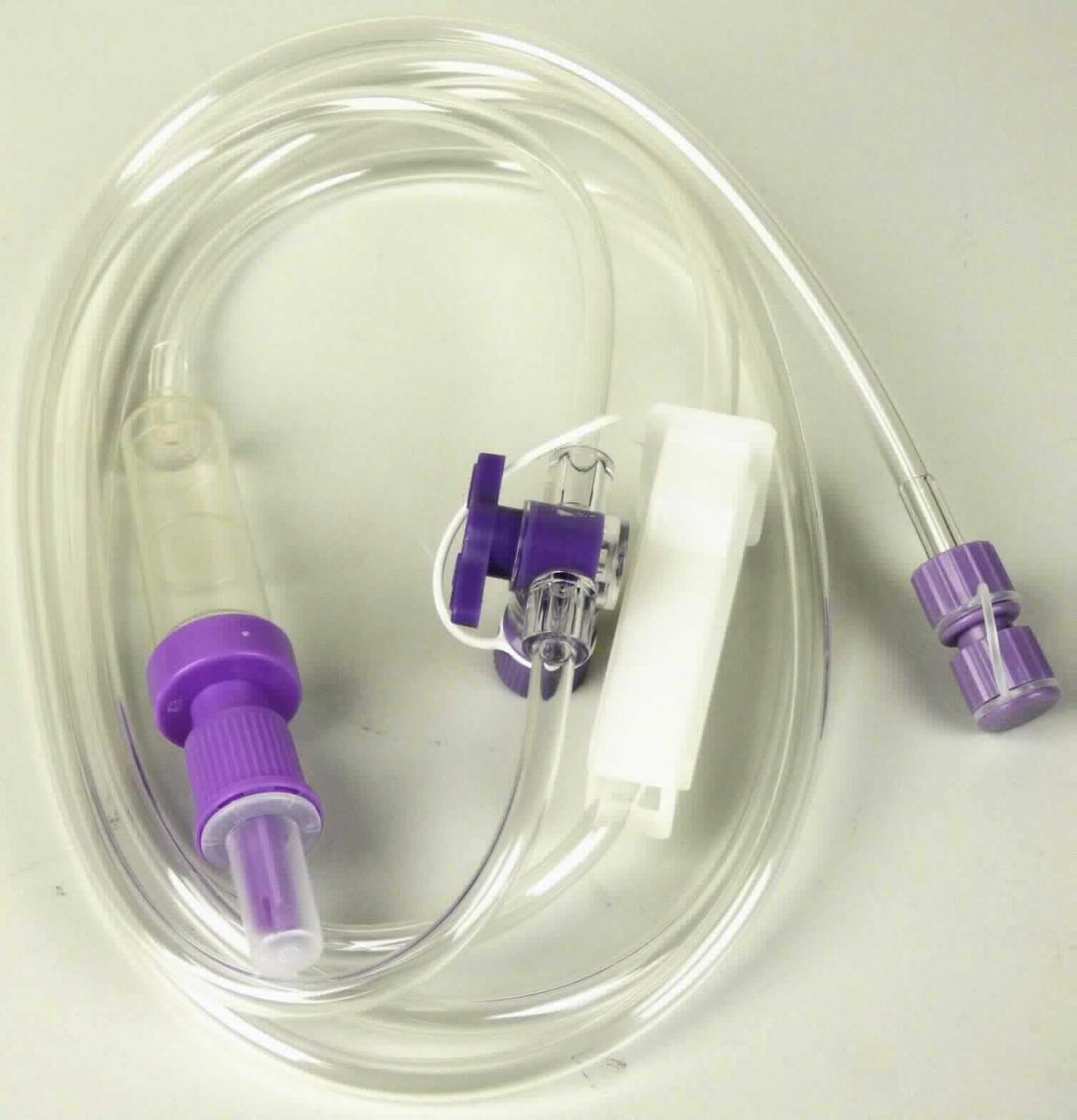 Enterales Schwerkraft Überleitsystem, in Form eines unvollständiges Infusionssystems, im Wesentlichen bestehend aus einem klarsichtigen, ca. 190 cm langen, biegsamen Schlauch (Infusionsleitung) mit einer transparenten Tropfkammer, einem Dorn (Spike) aus lila farbcodiertem Kunststoff, einem Durchflussregler (Rollenklemme) zur Steuerung der Durchflussmenge, einer Zuspritz- und Absperrmöglichkeit in Form eines T-Stückes und einem ebenfalls lila farbcodierten Anschlusskonnektor mit Verschlusskappe.
Äußere Form: siehe Abbildung in der Anlage.
Die Ware dient zur Verbindung eines enteralen Beutels für Sondennahrung mit einer am Patienten befindlichen Ernährungssonde, um diesen auf dem Wege der Schwerkraftinfusion Sondennahrung bei enteraler Infundierung (Nahrungszufuhr und -aufnahme über den Magen-Darm-Trakt) zuzuführen.

Die Ware, welche steril in einer Papier-/Kunststofftüte verpackt ist, wird als "medizinisches Gerät in Form eines Infusionsgerätes" eingereiht.