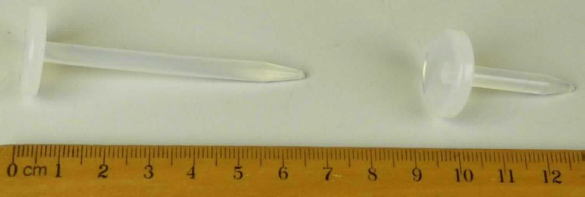 Es handelt sich um "Stoma Verschlussstopfen" aus Silikon, einem Kunststoff im Sinne der Anmerkung 1 zu Kapitel 39. Die etwa 6,6 cm bzw. 3,6 cm langen, elastischen Stopfen weisen einen spitz zulaufenden Dorn und einen tellerförmigen Kopf (Ø ca. 2 cm) auf. Die neutral geformten Waren sollen zum Verschließen von künstlichen Darmausgängen (Stomata) ohne enterale Austauschsonde dienen.

Eine Einreihung in die Position 9018 kommt nicht in Betracht, da die Ware nicht dazu dient, durch Ärzte verwendet zu werden, um entweder eine Diagnose zu stellen, einer Krankheit vorzubeugen, sie zu behandeln oder eine Operartion durchzuführen. 

Eine Einreihung als "Vorrichtung, erkennbar zur Verwendung für Stomata" in die Position 3006 scheidet aufgrund der neutralen Formgebung ebenfalls aus. 

Derartige Erzeugnisse werden zolltariflich als "Stöpsel, Deckel, Kapseln und andere Verschlüsse aus Kunststoffen, andere als Verschluss- oder Flaschenkapseln" eingereiht.