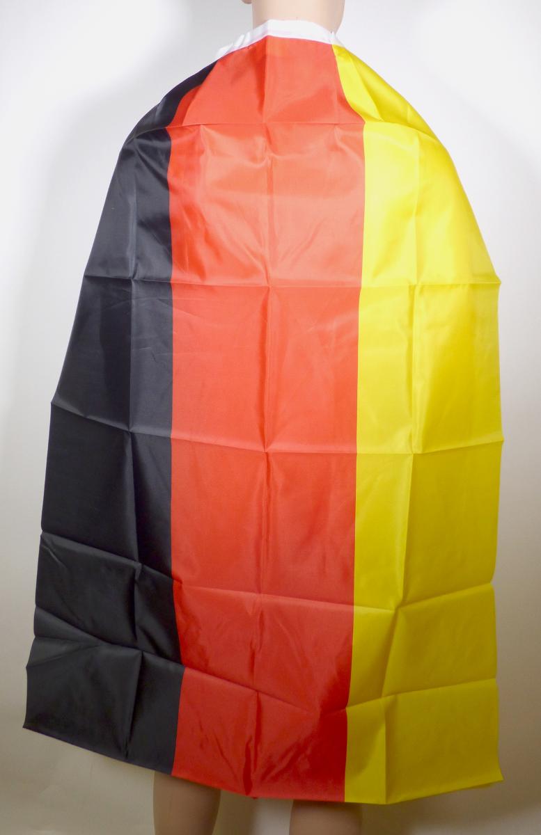 Sog. Cape Deutschland, Art. Nr.: 743103, siehe Foto,
- in einem Polybeutel mit bedrucktem Pappaufhänger verpackt,
- annähernd rechteckig; laut Antrag in den max. Abmessungen (H x B) von 120 cm x 80 cm,
- aus ca. 0,1 mm dicken, bedruckten (schwarz-rot-gelb) Geweben aus laut Antrag 100 % Polyester
  (synthetische Chemiefasern),
- am oberen Rand in Falten gelegt, dadurch annähernd der Form der Schulterpartie angepasst ge-
  arbeitet und einen runden "Halsausschnitt" bildend (u. a. somit keine Fahne); mit einem Streifen aus
  Geweben eingefasst, der in der Verlängerung mittels des am jeweiligen Ende aufgenähten Haken-
  bandes aus Samtgeweben bzw. Flauschbandes aus Schlingengeweben vorn als Klettverschluss dient,
- bedeckt lediglich die Schultern und ist vorn offen,
- durch Zusammennähen konfektioniert,
- ohne Hinweise auf Handarbeit,
- stellt sich u. a. aufgrund des Schnitts und der Ausstattung (u. a. die Arme nicht bedeckend; ohne Ärmel
  oder Armausschnitte) nicht als Kleidung, sondern als individuelles, selbständiges, Kleidung ergänzendes
  Einzelstück dar.

"Anderes konfektioniertes Bekleidungszubehör (sog. Cape), aus Spinnstoffen, aus Geweben, nicht
 handgearbeitet"