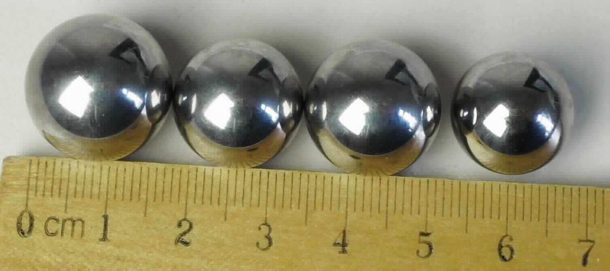 Hartmetall-Kugeln, polierte Stahlkugeln aus Wälzlagerstahl mit folgenden Durchmessern (Nennmaß) von 17,10 mm bis 18,55 mm und einem Grenzabmaß von +/- 0,0056 mm je Erzeugnis.
Die Kugeln sind Bestandteil eines Wälzlagers.

Die Stahlkugeln sind als "Teile, erkennbar ausschließlich oder hauptsächlich für Wälzlager bestimmt, Kugeln, andere als Kegelrollen" einzureihen.