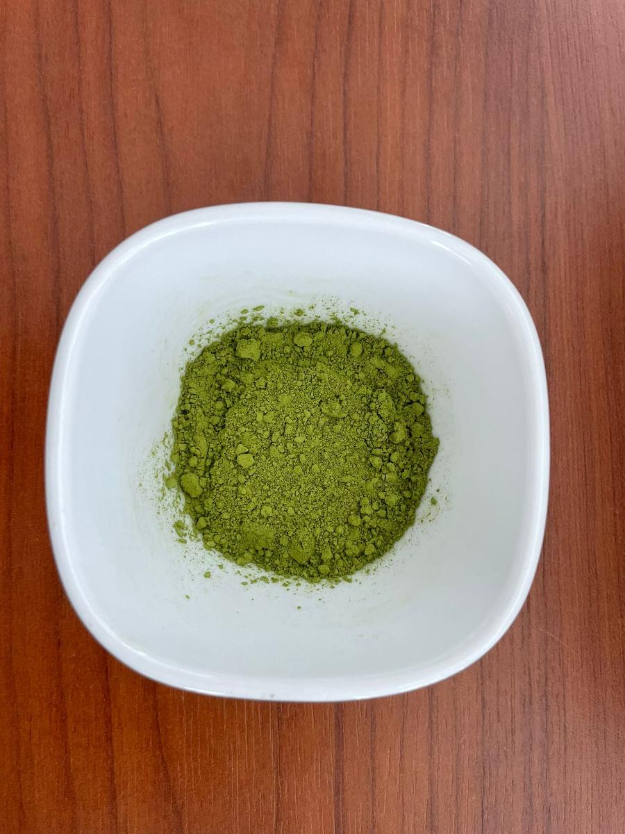 Nach den Angaben der Antragstellerin handelt es sich bei dem als "VHZ04 - VIETNAMSE LADY - Matcha grüner Tee Pulver" bezeichneten Erzeugnis um grüne getrocknete, geschnittene und fein gemahlene Blätter des Teestrauches der Art. Camellia sinensis, ohne weitere Zusätze.

Das Grüntee Pulver ist in einem bunt bedruckten Beutel (Inhalt 50 g) für den Einzelverkauf verpackt.



Zolltarifrechtlich handelt es sich um "Tee, grüner Tee (nicht fermentiert) in unmittelbaren Umschließungen mit einem Inhalt von 3 kg oder weniger".