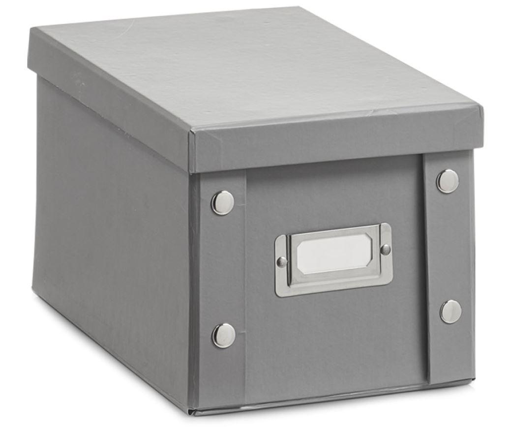 Sogenannte CD-Box (Art-Nr. 17595):
Es handelt sich um eine zusammenklappbare, noch nicht zusammengesetzte Stülpdeckelschachtel, aufgestellt etwa 15,0 x 16,5 x 28,0 cm (H x B x L) groß, aus mehreren Pappzuschnitten, die mit Papier beklebt sind, das mit einer dünnen Kunststofffolie überzogen ist. Die Seiten der Schachtel sind mit Laschen und Druckknöpfen aus unedlem Metall versehen und können so miteinander verbunden werden. An einer Stirnseite der Schachtel ist ein etwa 6,8 x 3,1 cm großer Rahmen aus unedlem Metall mit zwei Nieten befestigt. Die Stülpdeckelschachtel ist gemeinsam mit einem mit Produktinformationen und einer Aufstellanleitung beidseitig bedruckten Papierzuschnitt und zwei Beuteln mit einem Feuchtigkeit absorbierenden Silicagel (unbedeutende Elemente) in einem Beutel aus klarsichtiger Kunststofffolie verpackt.
Abbildung siehe Anlage.

Derartige Waren gehören als "andere Verpackungsmittel, aus Papier oder Pappe" zur Codenummer 4819 50 00 00 0 des Zolltarifs.