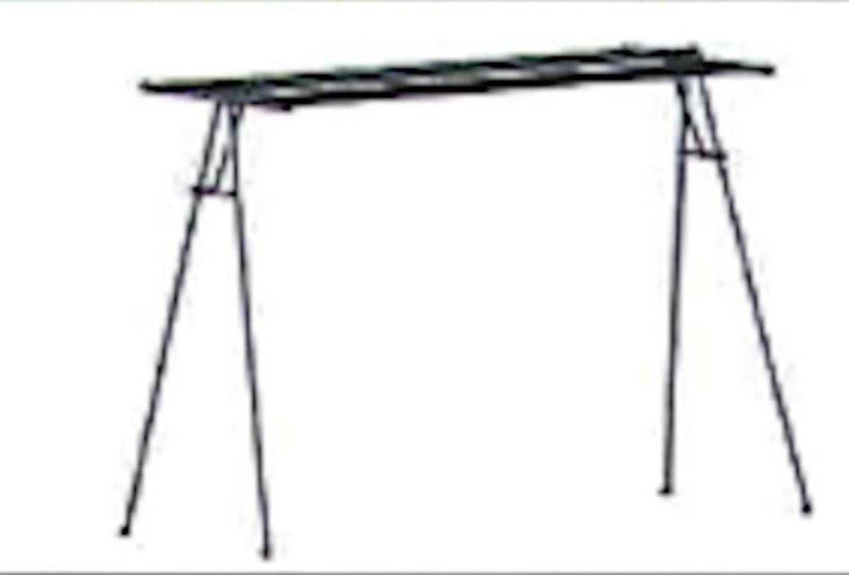 Bei den Erzeugnissen "Linomaxx 320" (Artikelnr. 72706) handelt es sich um Wäscheständer, im Wesentlichen bestehend aus einem vierbeinigen Untergestell aus Aluminium, auf dem ein abnehmbarer Leinenaufsatz aus zwei aus Stahl gefertigten, mehrfach gelochten Endleisten befestigt ist, zwischen denen eine insgesamt 32 m lange Wäscheleine aus Nylon in mehreren Bahnen gespannt ist. Die etwa 2,3 m x 1,8 m x 1,0 m großen Erzeugnisse sind mit verschiedenen Abdeckkappen und Standfüßen aus Kunststoff versehen und gemeinsam mit einem mit produktspezifischen Informationen bedruckten Pappbogen in einer Kunststofffolie verpackt.
-Antragstellerangaben-

Das unedle Metall bestimmt den Charakter der aus verschiedenen Stoffen gefertigten Wäscheständer.
Aluminium herrscht gewichtsmäßig gegenüber jedem anderen unedlen Metall vor.

Derartige Erzeugnisse sind als "andere Hauswirtschaftsartikel aus Aluminium" in den TARIC-Code 7615 1080 90 einzureihen.

Abbildung siehe Anlage.
