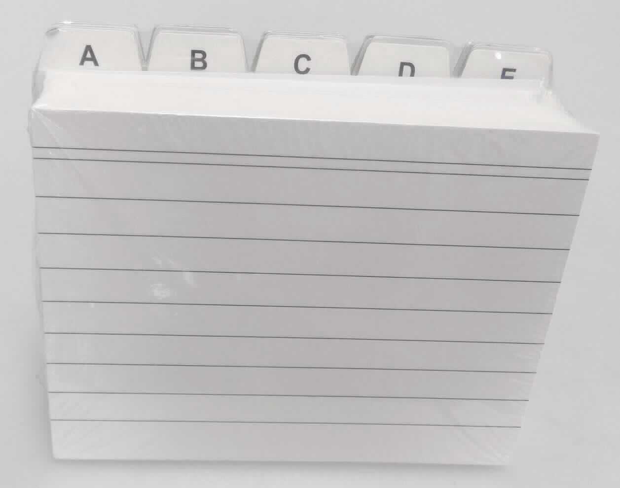 Es handelt sich um eine Zusammenstellung der nachfolgend beschriebenen Waren, die gemeinsam in einer Kunststofffolie eingeschweißt sind:

1. 100 rechteckige Zuschnitte aus Kartonpapier (Format DIN A7). Diese sind jeweils beidseitig liniert bedruckt und sollen als Karteikarten zum Beschreiben verwendet werden.

2. 24 registerblätterartige Zuschnitte aus Kartonpapier (Format etwa 10,5 x 8,5 cm). Diese sind jeweils am oberen Rand mit einem überstehenden Reiter versehen. Auf die Reiter sind die Buchstaben des Alphabets oder eine Buchstabenkombination ("Sch", "St", "PQ" und "XYZ") gedruckt. Die Zuschnitte werden als Sortierhilfe für eine alphabetisch angeordnete Sammlung der unter 1. beschriebenen Karteikarten verwendet.

Abbildung siehe Anlage.

Derartige Waren gehören als "andere Papiere, auf der Oberfläche bedruckt, in rechteckigen Bogen, jeder Größe, ausgenommen Waren von der in der Position 4803, 4809 oder 4810 beschriebenen Art" zum TARIC-Code 
4811 90 00 90 0, da es sich zolltarifrechtlich um eine Warenzusammenstellung in Aufmachung für den Einzelverkauf handelt, deren wesentlicher Charakter nach der Bedeutung für die Verwendung und nach der Menge durch die unter 1. beschriebenen Papierbogen bestimmt wird.