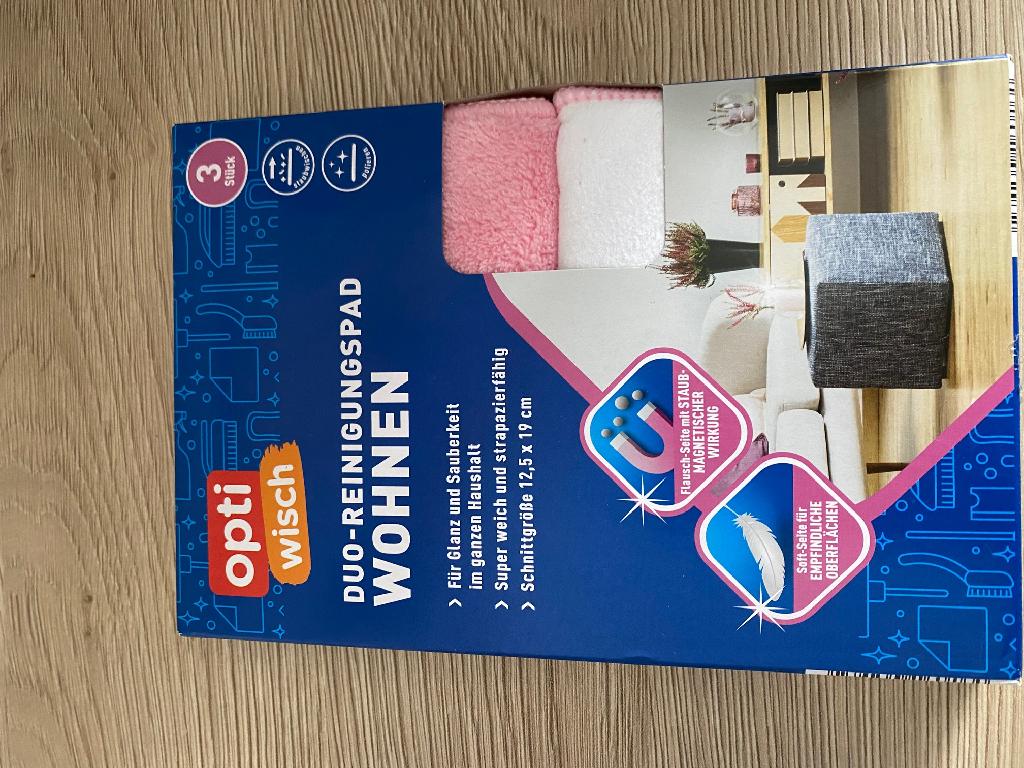Reinigungstücher, sog. DUO-Reinigungspad "WOHNEN", Foto siehe Anlage,
- drei Stück, in einer bedruckten Pappschachtel verpackt,
- in rechteckiger Form; mit den Abmessungen (L x B) von ca. 19,5 cm x 13,5 cm,
- aus einem dreilagigen Flächenerzeugnis:
-- auf der sog. Softseite mit einer Außenlage aus gerauten, einfarbigen (weißen) Geweben aus laut
   Antrag 88 % Polyester und 12 % Polyamid (beides synthetische Chemeifasern),
-- auf der sog. Flausch-Seite mit einer Außenlage aus einfarbigen (rosafarbenen) Samtgewirken
   aus laut Antrag 100 % Polyester,
-- mit einer Zwischenlage aus Schaumkunststoff,
- an allen Rändern durch Überwendlichnähte gesäumt (somit konfektioniert),
- ohne Hinweise auf Handarbeit,
- im Hinblick auf den Umfang und die Verwendung überwiegen die Gewebe und Gewirke aus
  Spinnstoffen gegenüber dem Schaumkunststoff; innerhalb der Position 6307 sind im Hinblick auf den
  Umfang und die Bedeutung in Bezug auf die Verwendung die Gewirke und die Gewebe gleich-
  bedeutend; die Ware ist somit der von den gleichermaßen in Betracht kommenden Unterpositionen
  (6307 1010 und 6307 1090) in der Nomenklatur zuletzt genannten zuzuweisen.

"Andere konfektionierte Ware (Reinigungstücher), aus Spinnstoffen, aus Geweben, nicht handgearbeitet"