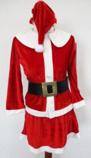 Faschingskostüm, sog. Damen Kostüm, Weihnachtsfrau, Größe M, Foto siehe Anlage,
- Zusammenstellung, bestehend aus einem pulloverähnlichen Kleidungsstück, einem Rock und einer
  Mütze (Kopfbedeckung),
- gemeinsam in einem Polybeutel mit bedrucktem Pappeinleger verpackt,
- keine Kombination, da die Kleidungsstücke nicht aus ein und demselben Flächenerzeugnis hergestellt
  wurden,
- getrennte Einreihung aller Bestandteile, weil die Kleidungsstücke nicht zusammen in eine Position ein-
  gereiht werden können,
- alle textilen Flächenerzeugnisse aus laut Antrag 100 % Polyester (synthetische Chemiefasern),
- pulloverähnliches Kleidungsstück:
-- aus ca. 1,1 mm dicken, verschiedenen einfarbigen, einseitig (Außenseite) gerauten Gewirken,
-- über die Taille reichend (Rückenlänge: ca. 60 cm),
-- mit einem angesetzten, doppelt gearbeiteten Umlegekragen (u. a. somit keine Ware der Positon 6109
   und auch kein Unterziehpulli),
-- hinten mit einer kurzen Öffnung mit Klettverschluss,
-- ohne Hinweise auf den Trägerkreis (unisex),
-- mit langen Ärmeln, an den Ärmelenden mit angesetzten, doppelt gearbeiteten Bündchen,
-- im Bereich der Taille teilweise elastisch verengt,
-- am unteren Rand mit einem angesetzten, doppelt gearbeiteten Bund,
-- aufgrund der verwendeten Flächenerzeugnisse keine Ware des Kapitels 62,
-- gehört als Maskenkostüm aus Spinnstoffen nicht zum Warenkreis der Position 9505.

"Pulloverähnliches Kleidungsstück, aus Gewirken, aus Chemiefasern, kein Unterziehpulli, für Frauen"