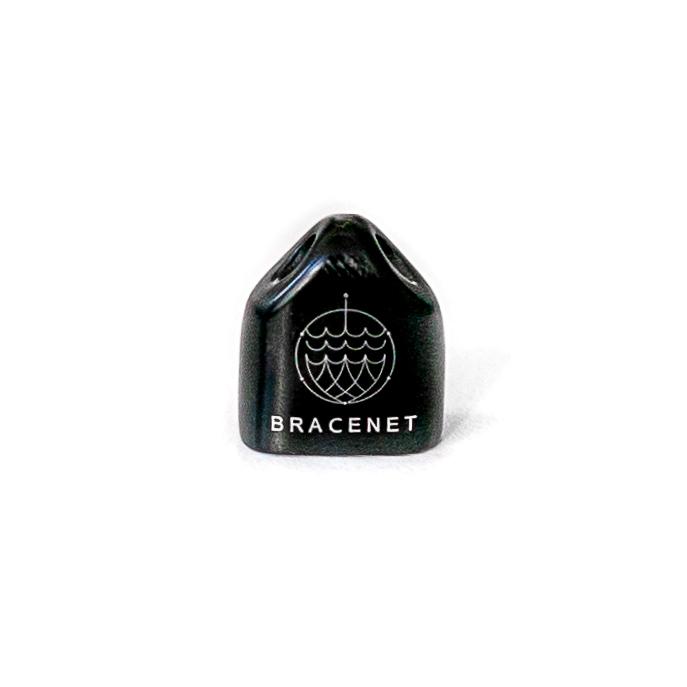 Es handelt sich um zusammengesetzte Waren, bestehend aus zwei zylindrischen Hohlerzeugnissen aus unedlem Metall mit abgerundeten Kanten in unterschiedlichen Farben und zwei kreisrunden, flachen Dauermagneten.
Die Dauermagnete sind in den Hohlerzeugnissen eingesetzt und verbinden diese.
Die Waren dienen als Verschlüsse für z. B. Armbänder.
Gesamtlänge: etwa 19 mm.
- Antragstellerangaben -

Die Hohlerzeugnisse aus unedlem Metall sind im Hinblick auf den Umfang charakterbestimmend.Hinsichtlich der Bedeutung für die Verwendung sind beide Bestandteile als gleichbedeutend anzusehen.

Abbildung siehe Anlage.

Derartige Erzeugnisse gehören als "andere als in den vorgenannten TARIC-Codes genannte Verschlüsse aus unedlen Metallen für Schmuck" zum TARIC-Code 8308 9000 90.