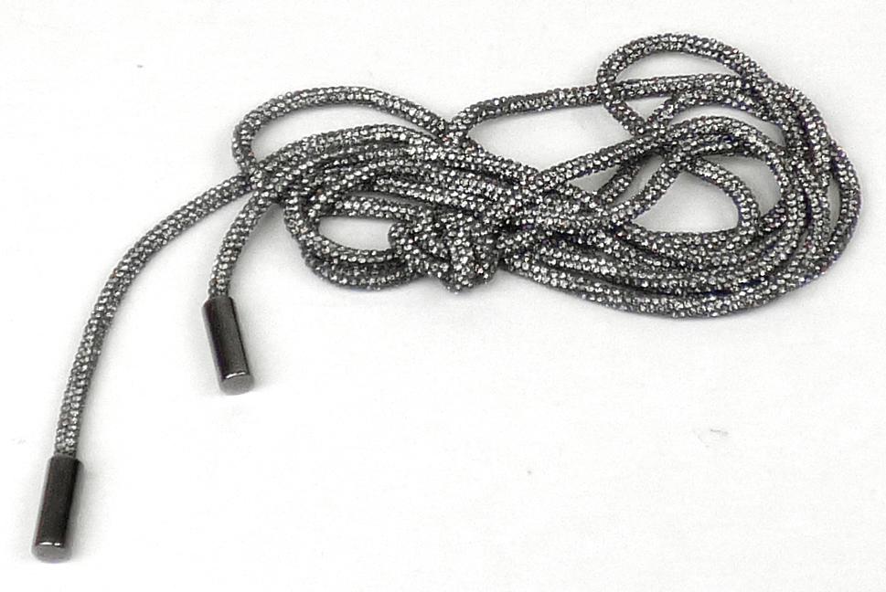 Bei dem sog. Gürtel, der laut Antrag auch als Kette tragbar ist, handelt es sich um
ein ca. 175 cm langes Schmuckelement aus einem Bindfaden, der vollständig mit
Kunststoff umhüllt (Meterware der Position 5607) und flächendeckend mit Strass
steinchen aus Glas verziert ist (Durchmesser ca. 3,8 mm), an den Enden mit Hülsen
aus augenscheinlich unedlem Metall versehen.
Weder dem Glas noch dem Spinnstoff kann eine charakterbestimmende Eigenschaft
zuerkannt werden. Das Schmuckelement stellt sich daher gleichermaßen als Ware
aus Bindfäden der Position 5609 und als Fantasieschmuck der Position 7117 dar.
Die Ware ist deshalb in Anwendung der AV 3 c) in die in der KN zuletzt genannte
Position einzureihen.

Abbildung siehe Anlage.

Derartige Erzeugnisse gehören als anderer Fantasieschmuck (anderer als in den
Unterpositionen 7117 1100 bis 7117 1900 genannter) zum TARIC-Code 7117 9000 00.