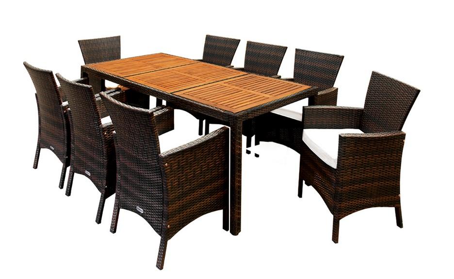 Es handelt sich bei den Erzeugnissen um eine Warenzusammenstellung in Aufmachung für den Einzelverkauf, bestehend aus:
- acht gepolsterten Sitzmöbeln mit einem Metallgestell, bespannt mit einem Polyrattan-Geflecht; 90 x 56 x 60 cm (H x B x T) und
- einem Tisch mit einem Metallgestell, bespannt mit einem Polyrattan-Geflecht und einer Platte aus Akazienholz; 190 x 90 x 75 cm (L x B x H).

Die Möbel sind dazu bestimmt, auf den Boden gestellt zu werden und dienen als Einrichtungsgegenstände auf z. B. Terrassen.

Der Tisch ist dazu ausgelegt, während des Sitzens auf den dazugehörigen Sitzmöbeln an ihm zu essen. Da weder der Tisch noch die Sitzmöbel charakterbestimmend sind, erfolgt eine Einreihung in die zuletzt genannte, der gleichermaßen in Betracht kommenden Positionen.
Bei dem aus unterschiedlichen Stoffen zusammengesetzten Tisch wird der stoffliche Charakter der Ware insbesondere aufgrund der Bedeutung als Stabilität verleihendes Element (tragende Beine) durch das Metall bestimmt.

Die Warenzusammenstellung ist als "andere als von den Positionen 9401 sowie 9402 erfasste Möbel, Metallmöbel, nicht von der in Büros verwendeten Art, kein Bett" einzureihen.