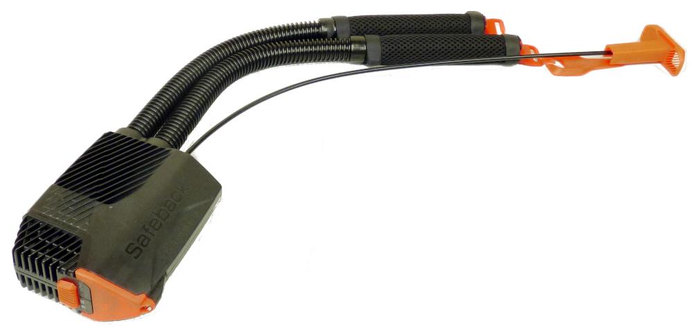 Sog. Safeback SBX, im Wesentlichen bestehend aus einem Gebläse mit Elektromotor und einer Steuereinheit in einem Gehäuse mit Batteriefach, verbunden mit zwei Luftauslassschläuchen und einem T-förmigen Notfallgriff zur Aktivierung, Gewicht 523 g (mit Batterien).
Äußere Form: Siehe Abbildung in der Anlage.
Der sog. Safeback wird von Alpinsportlern verwendet und in einem mit speziellen Öffnungen versehenen Rucksack am Rücken getragen (nicht Gegenstand dieser vZTA-Entscheidung). Die Luftschläuche werden neben dem Kopf an den Trägern befestigt. Falls die Person in eine gefährliche Lage gerät (z.B. Lawinenabgang), kann durch Ziehen des Notfallgriffes der Safeback aktiviert werden. Dieser extrahiert Luft aus dem umliegenden Schnee, leitet diese über die Luftschläuche in den Atembereich des Verschütteten und führt verbrauchte Luft von diesem weg, um so die Atmung unter dem Schnee durch Versorgung des Atembereichs mit Frischluft zu ermöglichen.

Die Ware, welche mit einer Gebrauchsanweisung in einem Pappkarton verpackt ist, wird als "anderer Atmungsapparat als in Position 9019 genannt, nicht von den Unterpositionen (TARIC) 9020 0010 10 bis 9020 0090 91 erfasst" eingereiht.