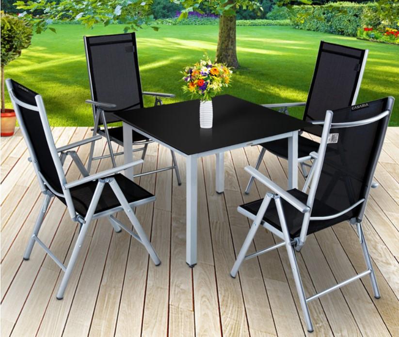 Es handelt sich bei der als „Garten-Sitzgruppe“ bezeichneten Ware um eine Warenzusammenstellung in Aufmachung für den Einzelverkauf, bestehend aus:

- vier ungepolsterten, klappbaren Sitzmöbeln mit einem Metallgestell aus Aluminium und Bezügen aus Textilen-Kunststoffgewebe sowie einer verstellbaren Rückenlehne; 65 x 55 x 110 cm (T x B x H) und
- einem Tisch mit einem Metallgestell und einer Tischplatte aus Sicherheitsglas; 90 x 90 x 75 cm (L x B x H).

Die Möbel sind dazu bestimmt, auf den Boden gestellt zu werden und dienen als Einrichtungsgegenstände auf z. B. Terrassen.

Der Tisch ist dazu ausgelegt, während des Sitzens auf den dazugehörigen Sitzmöbeln an ihm zu essen. Da weder der Tisch noch die Sitzmöbel charakterbestimmend sind, erfolgt eine Einreihung in die zuletzt genannte, der gleichermaßen in Betracht kommenden Positionen.

Bei dem aus unterschiedlichen Stoffen zusammengesetzten Tisch wird der stoffliche Charakter der Ware insbesondere aufgrund der Bedeutung als Stabilität verleihendes Element (tragende Beine) durch das Metall bestimmt.

Die zum Teil noch nicht zusammengesetzte, gemeinsam verpackte Warenzusammenstellung ist als "andere als von den Positionen 9401 sowie 9402 erfasste Möbel, aus Metall, nicht von der in Büros verwendeten Art, kein Bett" einzureihen.