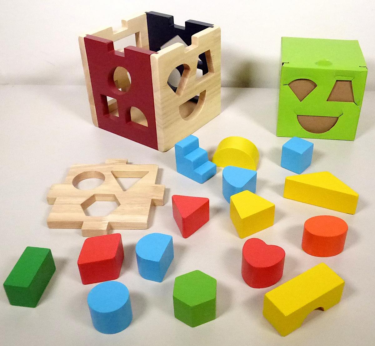 Bei der vorliegenden Ware handelt es sich um ein Spielzeug mit verschiedenen Funktionen, bestehend aus
- einer Box aus Holz,
-- mit den Abmessungen von ca. 14 x 14 x 14 cm,
-- auf der Oberseite mit einem abnehmbaren Deckel ausgestattet,
-- im Deckel und an allen vier Seiten jeweils mit drei ausgestanzten Formen
   (z.B. Herz, Treppe, Halbmond) versehen,
- 15 Bauklötzen aus Holz,
-- in verschiedenen Farben und Formen (z.B. Herz, Treppe, Halbmond) vorliegend,
-- max. 8 cm groß und passgenau zu den Löchern im Deckel und an den Seiten gearbeitet,
- dient der spielerischen Unterhaltung von Personen,
- ohne Hinweise auf Handarbeit,
- gemeinsam in einer bunt bedruckten Pappbox verpackt.

Die Bauklötze können aufeinander gestapelt und somit alleine bespielt werden. Außerdem können sie in der Art eines Puzzles durch die Löcher im Deckel gesteckt werden.
Da die Ware gleichermaßen als Baukastenspielzeug sowie als Puzzle verwendet werden kann, ist sie in die zuletzt genannte der in Betracht kommenden Unterpositionen (KN) der Nomenklatur einzureihen.

Derartige Erzeugnisse werden zolltarifrechtlich als "Puzzle, aus Holz, nicht handgearbeitet" eingereiht.
