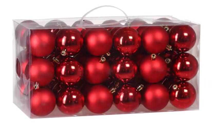 Nach den Antragsangaben sowie der vorliegenden Abbildung handelt es sich um ein Set aus Christbaumkugeln, bestehend aus 54 Zieranhängern in Form von matten oder glänzenden Kugeln aus Kunststoff (Polystyrol), die einen Durchmesser von 6 cm aufweisen.

 Die roten, blauen, silber-, gold-, kupfer- oder rosafarbenen Kugeln sind mit einem Krönchen (vormontierte Aufhänger) ausgestattet und farblich sortiert in klarsichtigen Kunststoffschachteln verpackt.

Derartige Erzeugnisse werden traditionell zum Schmücken von Weihnachtsbäumen (Christbaumschmuck) verwendet.

Zolltarifrechtlich handelt es sich um "Weihnachtsartikel, nicht aus Glas".