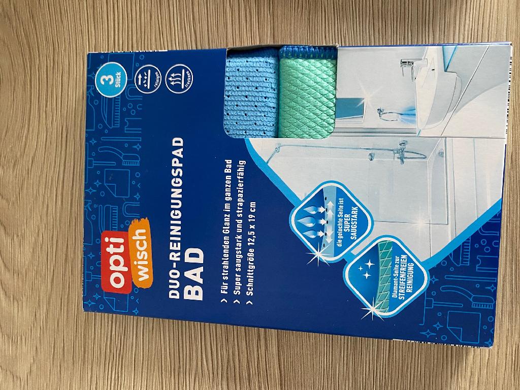 Reinigungstücher, sog. DUO-Reinigungspad "BAD", Foto siehe Anlage,
- drei Stück in einem bedruckten Pappkarton verpackt,
- jeweils rechteckig, in den Abmessungen von laut Antrag 12,5 cm x 19 cm,
- zweilagig gearbeitet:
-- eine Lage aus einfarbigen, beidseitig mit Kunststoff (laut Antrag Polyurethan) bestrichenen Schlingen-
   gewirken,
-- eine Lage aus einseitig (Innenseite) mit Zellkunststoff überzogenen Geweben; die Gewebe sind dicht
   und bilden die Außenseite und dienen damit nicht nur der Verstärkung (Meterware der Position 5903),
-- beide Flächenerzeugnisse aus laut Antrag 88 % Polyester und 12 % Polyamid (beides synthetische
   Chemiefasern),
- an allen Rändern durch Überwendlichnähte zusammengenäht und gesäumt (somit konfektioniert),
- ohne Hinweise auf Handarbeit,
- im Hinblick auf den Umfang und die Bedeutung in Bezug auf die Verwendung sind die Gewebe und die
  Gewirke gleichbedeutend; somit bestimmt keines der beiden Flächenerzeugnisse den wesentlichen
  Charakter der Waren; sie sind damit der von den gleichermaßen in Betracht kommenden Unterpo-
  sitionen (6307 1010 und 6307 1090) in der Nomenklatur zuletzt genannten zuzuweisen.

"Andere konfektionierte Waren (Reinigungstücher), aus Spinnstoffen, aus Geweben, nicht handge-
 arbeitet"