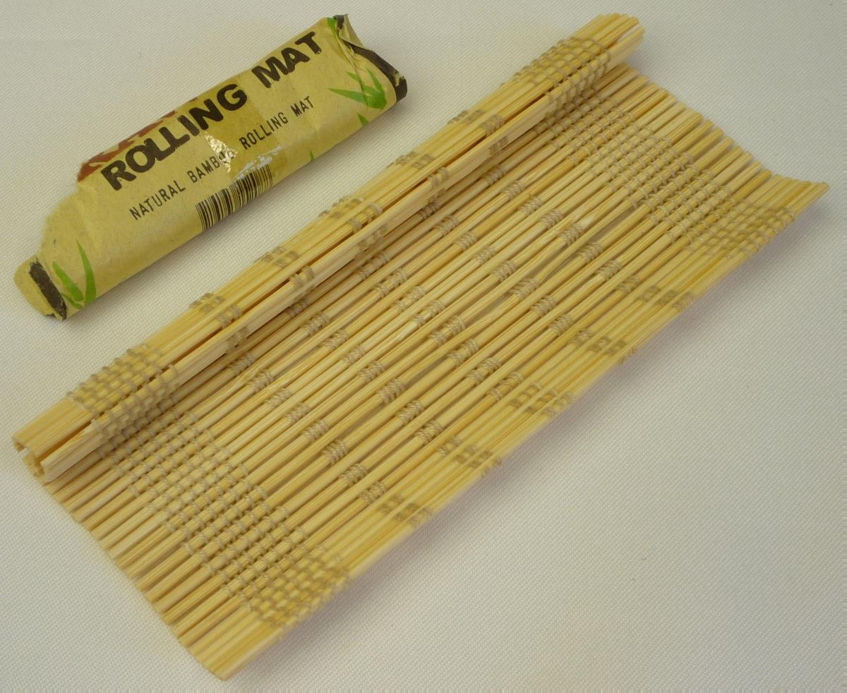 Nach den Angaben der Antragstellerin sowie dem vorliegenden Warenmuster handelt es sich um eine Matte (ca. 8,5 x 12 cm), bestehend aus dünnen Bambusstäbchen (Flechtstoff im Sinne der Anmerkung 1 zu Kapitel 46), die parallel aneinandergelegt und mittels Haltefäden aus Spinnstoffen miteinander in Flächenform verbunden sind (Flechtverfahren im Sinne der Anmerkung 3 zu Kapitel 46).
Die mit einer bedruckten Papierbanderole für den Verkauf aufgemachte Ware soll als Hilfsmittel beim Drehen von Zigaretten verwendet werden.

Zolltarifrechtlich handelt es sich um "Flechtstoffwaren, parallel aneinander gefügt, Matten aus pflanzlichen Stoffen, aus Bambus, andere als aus Geflechten oder ähnlichen Waren aus Flechtstoffen"