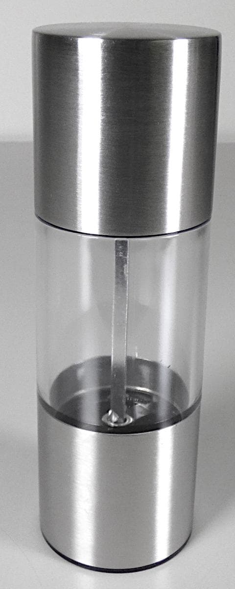 Haushaltsartikel aus Porzellan, sog. Salz- und Pfeffermühle, Art. 517751, Foto siehe Anlage,
- aus verschiedenen Stoffen zusammengesetzte Ware, bestehend aus:
- - einem zylinderförmigen Behälter aus klarsichtigen Kunststoffen im Mittelteil und unedlem Metall
     im oberen und unteren Teil,
- - - mit einem abnehmbaren Oberteil (zum Befüllen),
- - einem Mahlmechanismus mit u. a. einem Mahlgestänge und einer Feder aus unedlem Metall,
- - einem integrierten, zweiteiligen, weißen Mahlwerk,
- - - keramisches Erzeugnis, nach der Formgebung gebrannt, tonmineralhaltiges Material enthaltend,
- - - lt. Antrag aus Porzellan,
- das Mahlwerk aus Porzellan bestimmt insbesondere aufgrund seiner Bedeutung in Bezug auf die
  Verwendung den wesentlichen Charakter der Ware,
- mit einer Höhe von ca. 16 cm und einem Durchmesser von ca. 5 cm,
- keine Ware des Kapitels 84, da Gewürzmühlen mit einem Mahlwerk aus Keramik als Apparate aus
  keramischen Stoffen vom Kapitel 84 ausgenommen sind,
- keine Ware der Position 8210, da das arbeitende Teil (Mahlwerk) nicht aus den in Anmerkung 1 zu
  Kapitel 82 genannten Stoffen besteht,
- in einer Schachtel aus klarsichtigem Kunststoffen verpackt.

"Haushaltsartikel (Gewürzmühle), aus Porzellan, Artikel für den Tisch- oder Küchengebrauch"