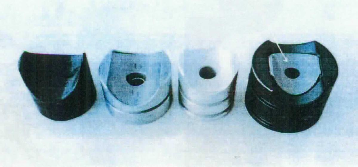 Teil eines Lenkgetriebes für Kraftfahrzeuge, Foto siehe Anlage,
- nahezu zylinderförmiges Erzeugnis aus unedlem Metall (lt. Antrag Stahl),
- mittig mit einer durchgehenden Lochung versehen,
- mit einem flachen sowie einem mit einer konkaven Vertiefung versehenen Ende,
- am konkaven Ende zusätzlich mit einer eingepressten, ebenfalls gebogenen, mit Kunststoff
  beschichteten (lt. Antrag sog. Polyacetal) Stahlplatte versehen; am anderen Ende befindet sich eine
  ca. 1 cm tiefe Aussparung (Durchmesser ca. 3 cm),
- wird laut Antrag als Führungselement in einer Zahnstangenführung eines Lenkgetriebes für
  Personenkraftwagen verbaut,
- erkennbares Teil einer Zahnstangenführung eines Lenkgetriebes für PKW.

"Teil für Kraftfahrzeuge der Position 8703 (Führungselement), Teil eines Lenkgetriebes, nicht für die industrielle Montage, nicht aus gesenkgeschmiedetem Stahl"