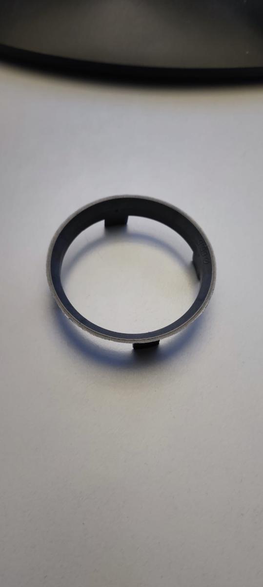 Zentrierringe für Räder, Fotos siehe Anlage,
- in Form von spezifisch gestalteten, auf der Rückseite mit vier Rastnasen versehenen, konus-
  ringartigen Erzeugnissen (sog. Felgenreduzierringe),
- laut Antrag:
- - aus Kunststoff,
- - mit einem Innendurchmesser von ca. 56,6 mm, einem maximalen Außendurchmesser von ca.
    69 mm sowie einer Höhe von ca. 17 mm,
- - nicht für die industrielle Montage bestimmt,
- werden innen auf das Mittenloch von Leichtmetallrädern von Personenkraftwagen gesteckt,
- dienen der Durchmesserreduzierung (von 60,1 mm (Außenmaß) auf 56,6 mm (Innenmaß))
  der werkseitig zu groß gearbeiteten Mittelbohrung, um die Räder auch auf Radnaben mit
  geringeren Durchmessern dauerhaft zu zentrieren; durch die Zentrierung des Rades auf der
  Radnabe soll ein unruhiges Fahrverhalten sowie ein Lösen der Radschrauben /-muttern ver-
  hindert werden,
- stellen sich als erkennbares Zubehör für Räder dar (erweitern die Verwendungsmöglichkeit
  der Räder auf unterschiedliche Fahrzeugtypen),
- aufgrund der objektiven Merkmale (u. a. Form) und Eigenschaften erkennbar hauptsächlich
  für Kraftfahrzeuge der Position 8703 bestimmt.

"Zubehör (Zentrierringe) für Kraftfahrzeuge der Position 8703, Zubehör für Räder, nicht für die
industrielle Montage bestimmt, nicht aus Aluminium"