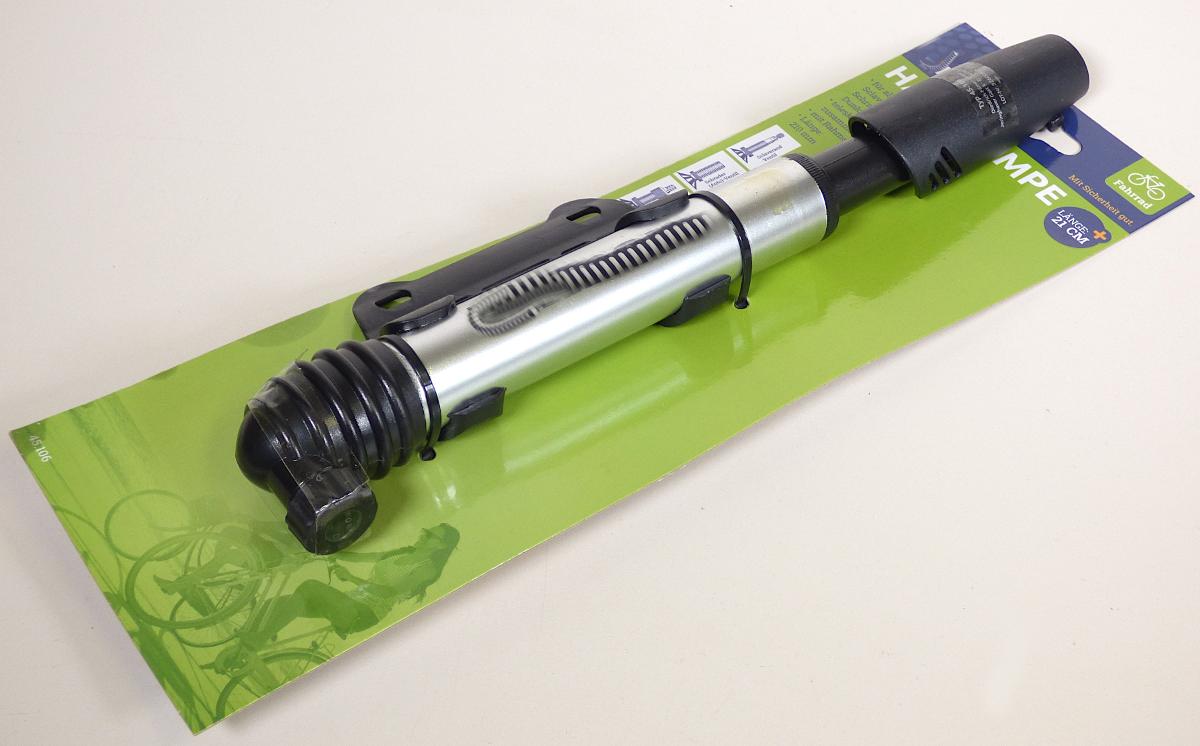 Handluftpumpe Art. 45106 (Abbildung siehe Anlage),
- aus einem Pumpenzylinder mit einer im Zylinder geführten Kolbenstange mit Kolben      
  und abklappbarem Handgriff und einer Länge von 21 cm, für Dunlop-, Sclaverand-
  und Autoventile, teleskopartig zusammenschiebbar,
- zum handbetätigten Aufpumpen von Fahrradreifen,
- zusammen mit Beipack (zwei Schrauben, Rahmenhalterung) in einer
  gemeinsamen Verkaufsverpackung.
Die Handluftpumpe bestimmt den Charakter des Ganzen.

"Luftpumpe, handbetriebene Luftpumpe, Handpumpe für Fahrräder, in Warenzusammenstellung in Aufmachung für den Einzelverkauf mit nicht charakterbestimmenden Beipack"