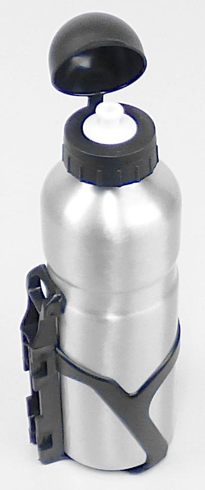 Es handelt sich um Warenzusammenstellungen in Aufmachung für den Einzelverkauf, bestehend aus
- einer zylindrischen und einwandigen Trinkflasche aus Aluminium (Fassungsvermögen: 750 ml), die einen abschraubbaren Kunststoffdeckel mit einem integrierten Trinkzapfen und einer Abdeckkappe aufweist,
- einer passenden Fahrradhalterung aus Kunststoff oder Kautschuk,
- Montagematerial (Schrauben und Muttern) sowie
- einem Produktinformationsblatt.
Die Erzeugnisse sind gemeinsam in einem Kunststoffbeutel mit Pappreiter für den Einzelverkauf aufgemacht.
- Antragstellerangaben -

Der Charakter der Warenzusammenstellung wird hinsichtlich der Bedeutung für die Verwendung durch die Trinkflasche bestimmt. Bei der aus verschiedenen Stoffen zusammengesetzten Trinkflasche ist Aluminium im Hinblick auf den Umfang und die Bedeutung für die Verwendung charakterbestimmend.

Abbildung siehe Anlage.

Derartige Erzeugnisse gehören als "andere (andere als den Codenummern 7615 1010 10 0 bis 7615 1080 10 0 genannte) Haushalts- oder Hauswirtschaftsartikel aus Aluminium" zum TARIC-Code 7615 1080 90.