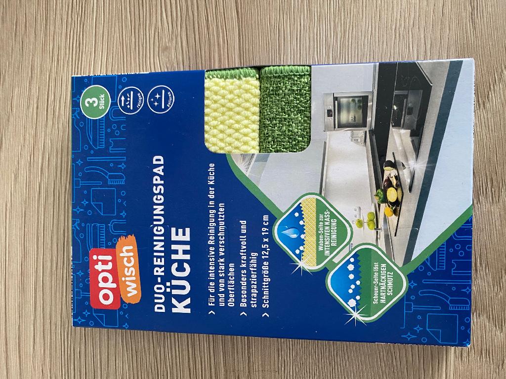 Reinigungstücher, sog. DUO-Reinigungspad KÜCHE, Foto siehe Anlage,
- drei Stück in einem bedruckten Pappkarton verpackt,
- jeweils rechteckig, in den Abmessungen von laut Antrag 12,5 cm x 19 cm,
- aus einem dreilagigen Flächenerzeugnis der Position 5903 mit einer Außenlage aus einfarbigen
  Gewirken und einer Außenlage aus einfarbigen Geweben aus Spinnstoffen sowie einer Zwischen-
  lage aus Zellkunststoff,
- an allen Rändern durch Überwendlichnähte gesäumt (somit konfektioniert),
- ohne Hinweise auf Handarbeit,
- im Hinblick auf den Umfang und die Bedeutung in Bezug auf die Verwendung sind die Gewirke und
  die Gewebe als gleichbedeutend anzusehen; die Waren sind somit der von den gleichermaßen in
  Betracht kommenden Unterpositionen (6307 1010 und 6307 1090) in der Nomenklatur zuletzt ge-
  nannten zuzuweisen.

"Andere konfektionierte Waren (Reinigungstücher), aus Spinnstoffen, aus Geweben, nicht handge-
 arbeitet"