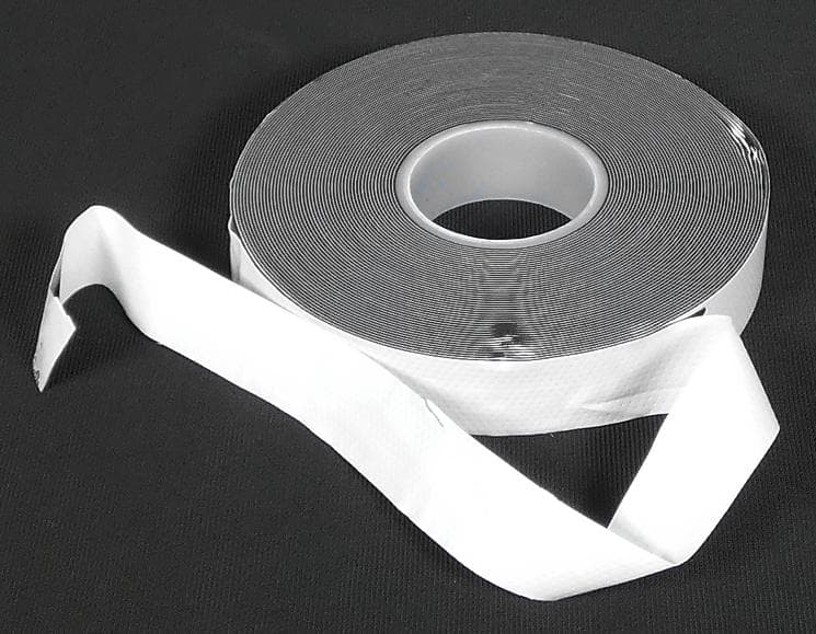 Angaben des Antragstellers:
Pannenband

Reparatur- und Dichtband
• selbstverschweißend
• Breite: 19 mm
• Länge: 6 m
• elektrische Durchlagsfestigkeit 35 KV/mm
• temperaturbeständig von -40° bis 90°C
• Verpackung: Verkaufskarton mit Euro-Lochung

Feststellungen an einem Warenmuster:
Schwarzes, dehnbares Band, einseitig mit einer dünnen, weißen Folie versehen und auf einer Kunststoffspule aufgerollt. Das Band ist in einem bedruckten Kunststoffbeutel verpackt. 
Nach den durchgeführten Untersuchungen besteht das Band aus einem vulkanisierten Kautschuk.

Befund:
Es handelt sich um ein Band aus Weichkautschuk. Die Schutzfolie beeinflusst die Einreihung nicht.