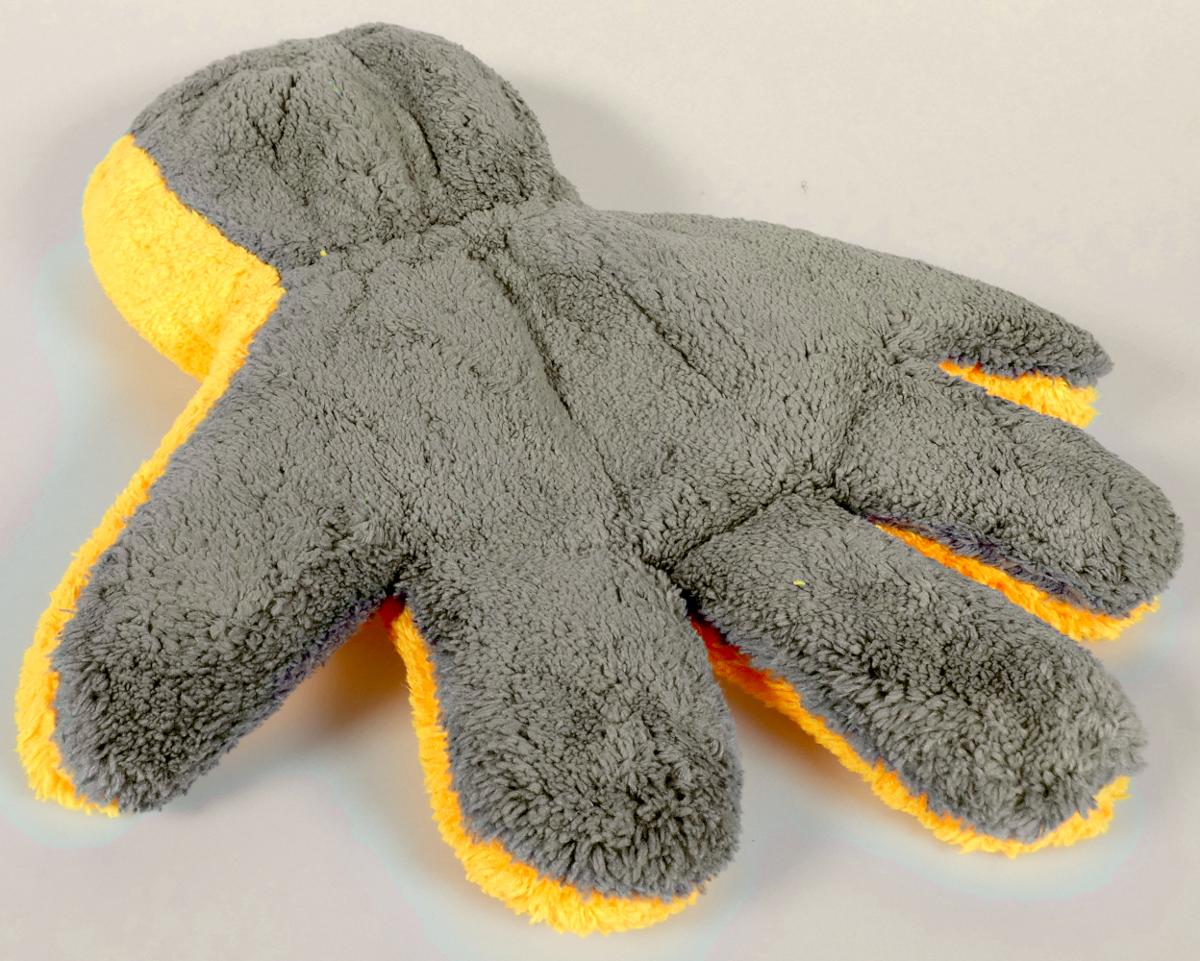 Reinigungshandschuh, Foto siehe Anlage,
- laut Antrag an einer Karte mit Euro-Lochung verpackt,
- in Form eines Fingerhandschuhs gearbeitet; in den Abmessungen von laut Antrag ca. 
  300 mm x 270 mm x 40 mm,
- aus verschiedenen dreilagigen Textillaminaten mit einer insbesondere im Hinblick die 
  besondere Struktur der Oberfläche charakterbestimmenden Außenlage (Schauseite) aus 
  einfarbigen Plüschgewirken, einer Zwischenlage aus Schaumkunststoff und einer Innen-
  lage aus einfarbigen Kettengewirken; alle Gewirke bestehen aus Spinnstoffen,
- im Bereich des Handgelenks elastischen verengt; am unteren Rand durch Umschlagen und 
  Festnähen gesäumt,
- durch Zusammennähen konfektioniert,
- wird über die Hand gezogen und laut Antrag u. a. zur Autopflege verwendet; aufgrund des 
  Verwendungszwecks keine Ware der Position 6116,
- stellt sich aufgrund der Form (mit ausgearbeiteten Fingern) nicht als Tuch dar, somit keine 
  Ware der Unterposition (HS) 6307 10.

"Andere konfektionierte Ware (Reinigungshandschuh), aus Spinnstoffen, aus Gewirken"
