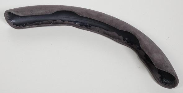 Lenkradüberzug, Foto siehe Anlage,
- laut Antrag in einem Karton verpackt,
- in Form eines an den Enden abgeschrägten Kreisbogens, mit einer Länge von ca. 35﻿,﻿5 cm;
  in Art eines U-Profils gebogen (max. Bogenmaß: ca. 8 cm),
- aus augenscheinlich beidseitig gerauten buntgewirkten Gewirken (melierte Garne) aus Spinn-
  stoffen, die auf einen Korpus aus Kunststoff aufgeklebt sind,
- durch Zusammenfügen konfektioniert,
- wird auf ein Kraftfahrzeuglenkrad gezogen und sorgt laut Antrag für einen sicheren Halt und
  angenehmen Griff,
- erfüllt nicht die Bedingungen zur Einreihung in das Kapitel 87,
- im Hinblick auf die Verwendung sind die Gewirke aus Spinnstoffen und der Kunststoff gleich-
  bedeutend, im Hinblick auf das äußere Erscheinungsbild verleihen jedoch die Plüschgewirke
  der Ware ihren wesentlichen Charakter.

"Andere konfektionierte Ware (Lenkradüberzug), aus Spinnstoffen, aus Gewirken"
