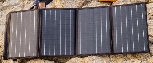 Faltbares Fotovoltaikmodul (Abbildung siehe Anlage),
- mit vier Fotovoltaikmodulen mit monokristallinen Silizium-Solarzellen, nebeneinander
  auf einer Unterlage mit überstehender Patte und einem Tragegriff (Abmessungen
  geöffnet: 1718 x 423 x 5 mm; zusammengeklappt: 423 x 370 x 35 mm), 
- zum direkten Umwandeln von Sonnenlicht in elektrische Energie,
  für eine Leistung von 100 Watt,
- in gemeinsamer Verpackung (Karton) mit Beipack (Bedienungsanleitung).
Das Fotovoltaikmodul bestimmt den Charakter der Ware.

"Lichtempfindliche Halbleiterbauelemente, Fotoelemente, zu Modulen zusammengesetzt
oder in Form von Tafeln, in Warenzusammenstellung in Aufmachung für den Einzelverkauf
mit nicht charakterbestimmendem Beipack – faltbares Fotovoltaikmodul"