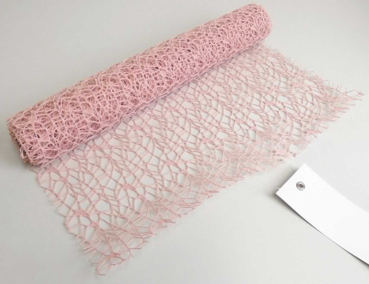 Kuliergewirke, sog. Tischbänder, Art. 288189, Foto siehe Anlage,
- als Meterware, mit einer Breite von 40 cm,
- laut Untersuchungsergebnis:
-- aus synthetischen Chemiefasern (laut Antrag Polyester), 
-- ohne Flor- und Schlingenoberfläche,
-- keine Elastomergarne oder Kautschukfäden enthaltend,
-- gefärbt.

"Gewirke, anderes als in den Positionen 6001 bis 6005 genannte, aus synthetischen Chemiefasern, gefärbt"