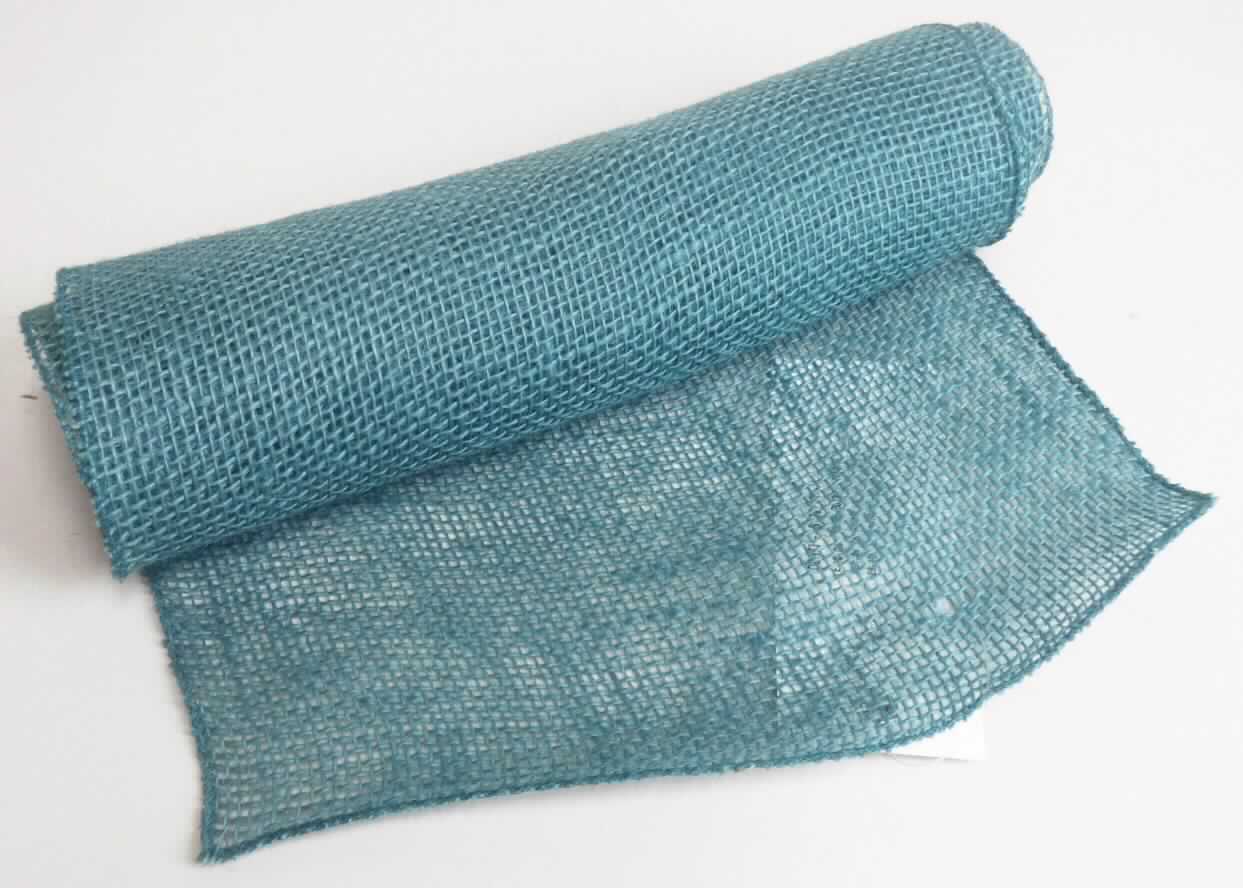 Tischläufer, sog. Tischbänder aus Jutegewebe, Art. 288189, Foto siehe Anlage,
- mit einer Breite von ca. 29 cm und einer Länge von laut Antrag 3 m,
- aus einfarbigen, groben Geweben aus laut Antrag Jute, 
- an den Rändern mit Überwendlichnähten gesäumt (somit konfektioniert),
- dient laut Antrag zum Dekorieren von Tischen, 
- wird aufgrund des Materials üblicherweise nicht gewaschen (somit keine Tischwäsche der Position 6302),
- kennzeichnet sich aufgrund des Verwendungszwecks als Ware zur Innenausstattung.

"Andere Ware zur Innenausstattung (Tischläufer), aus Spinnstoffen, keine Ware der Position 9404, aus 
 Geweben, aus Jute"
