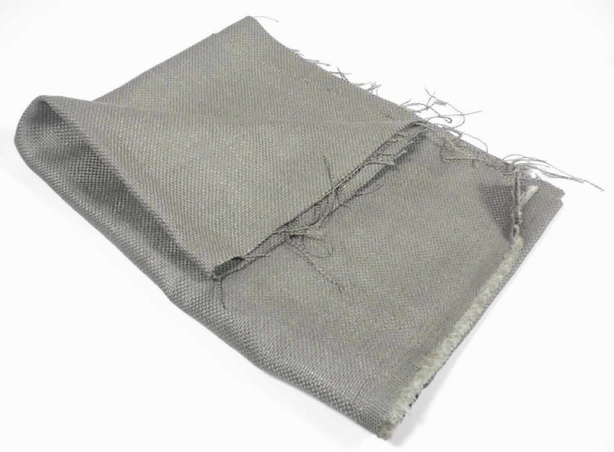 Gewebe, sog. Möbelbezugstoff, Foto siehe Anlage,
- als Meterware, mit einer Breite von mehr als 30 cm,
- laut Untersuchungsergebnis: 
-- aus künstlichen Spinnfasern (laut Antrag Viskose) und Leinen,
-- die Antragsangaben von 70 GHT künstlichen Chemiefasern und 30 GHT Leinen können als zutreffend 
   angesehen werden,
-- gefärbt,
-- in Panamabindung.

"Gewebe aus künstlichen Spinnfasern, anderes als in den Unterpositionen 5516 11 bis 5516 44 genannte, gefärbt"