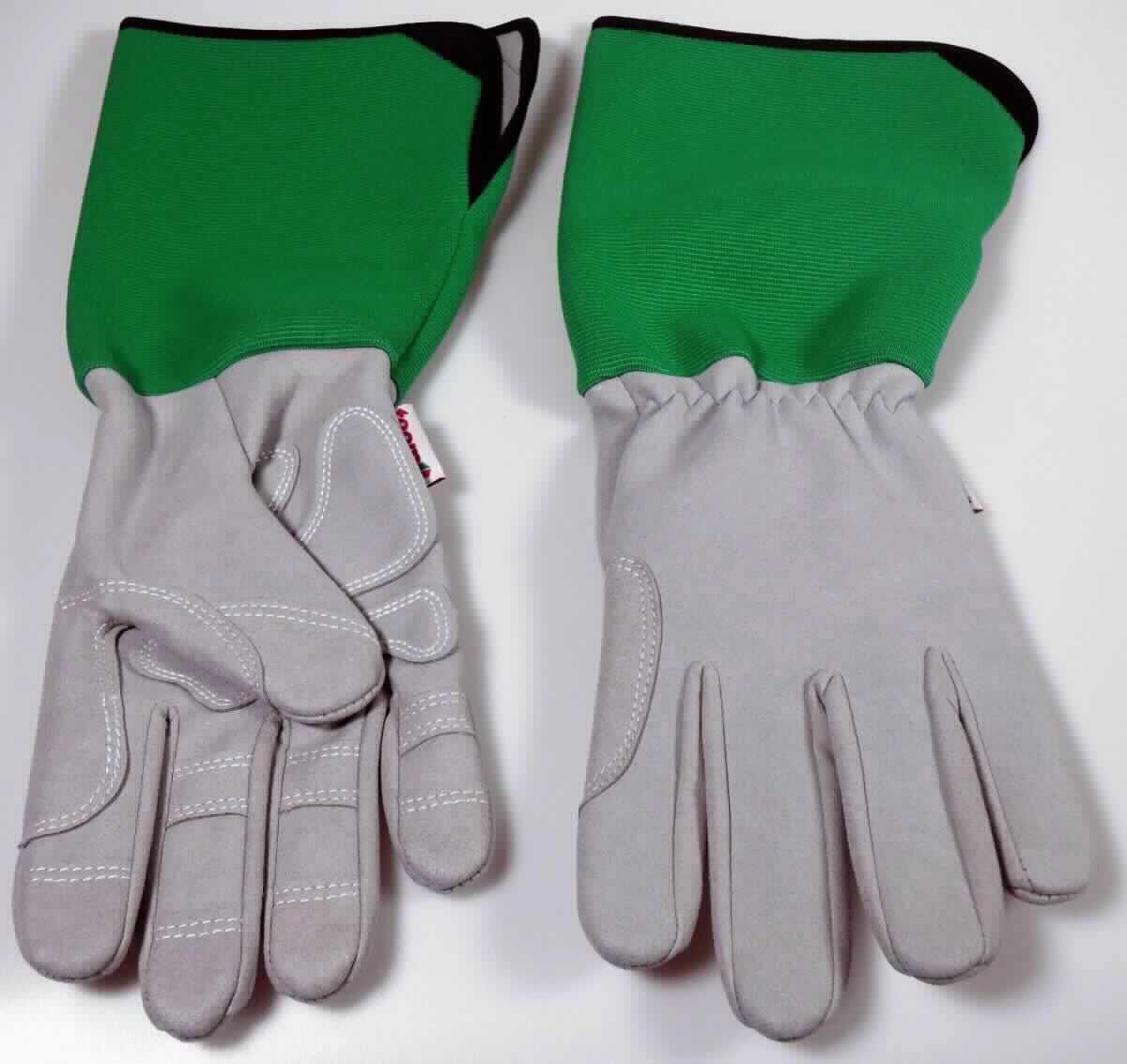 Fingerhandschuhe, sog. Spezialhandschuhe, NAN 3013153, Größe 8, Foto siehe Anlage,
- als Paar an einer Pappkarte angebracht,
- als Fünffingerhandschuhe gearbeitet,
- aus Spinnstoffen aus laut Antrag Polyester (synthetische Chemiefasern),
- im Bereich der Hand aus einem zweilagigen Flächenerzeugnis, mit einer Außenseite aus augenscheinlich 
  Vliesstoff und einer Innenseite aus Geweben (Meterware der Position 5603), teilweise mit aufgenähten 
  Zuschnitten aus Vliesstoff verstärkt,
- mit einer ca. 20 cm langen Stulpe aus einem zweilagigen Flächenerzeugnis mit einer charakterbestimmenden 
  Außenlage aus Gewirken und einer Innenlage aus augenscheinlich Vliesstoff (Meterware des Kapitels 60),
- im Bereich des Handgelenks elastisch verengt,
- mit einer ca. 9 cm hochreichenden Öffnung an der Stulpe, mit Klettverschluss; am Stulpenrand mit einem 
  schmalen Streifen aus Gewirken eingefasst,
- dienen laut Antrag als Spezialhandschuhe für Arbeiten in dornigem Umfeld,
- im Hinblick auf den Umfang sind die Vliesstoffe und Gewirke annähernd gleich, im Hinblick auf die Verwendung   
  als Gartenhandschuhe verleihen jedoch die die Hand bildenden Vliesstoffe der Ware ihren wesentlichen 
  Charakter.

"Fingerhandschuhe aus Vliesstoffen"