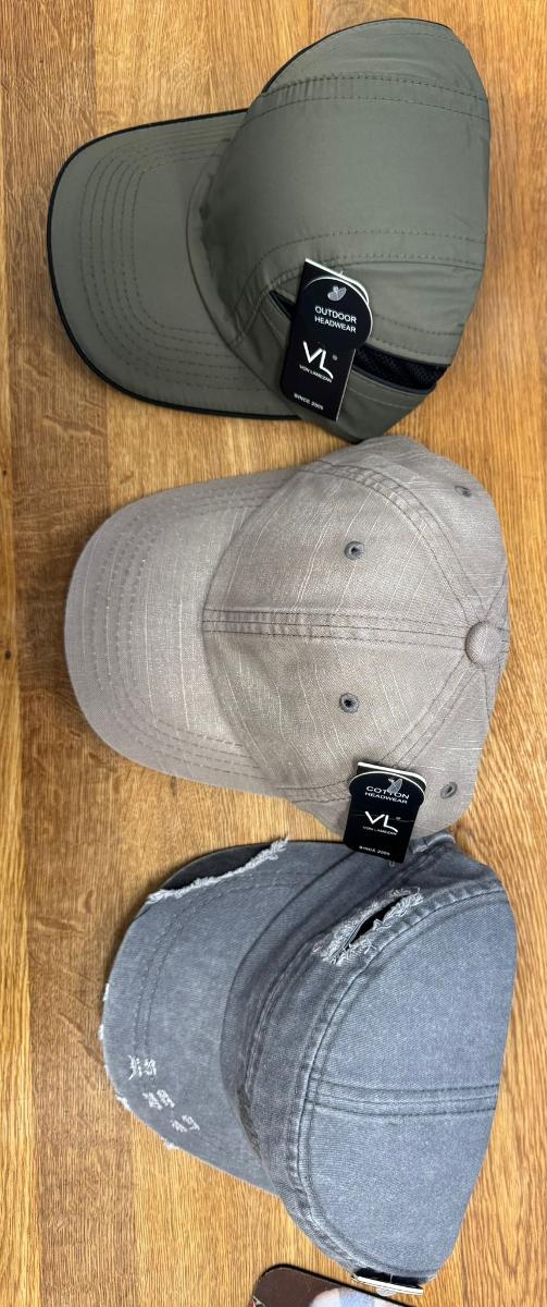 Mütze, sog. Schirmmütze, Foto siehe Anlage,
- in drei Ausführungen,
- durch Zusammennähen von Stücken aus Geweben aus Spinnstoffen hergestellt,
- mit einem Schirm; mit einer Einlage verstärkt,
- mit einem Schweißband ausgestattet,
- in einer Ausführung mit einem Innenfutter ausgestattet, 
- in zwei Ausführungen am hinteren, unteren Rand mit einer Vorrichtung zum
   Einstellen der Weite versehen; in einer Ausführung mit einem eingearbeiteten,
   gummielastischen Band versehen.

"Kopfbedeckung, aus mehreren Stücken von Spinnstofferzeugnissen hergestellt,
  ausgestattet, Mütze mit Schirm"