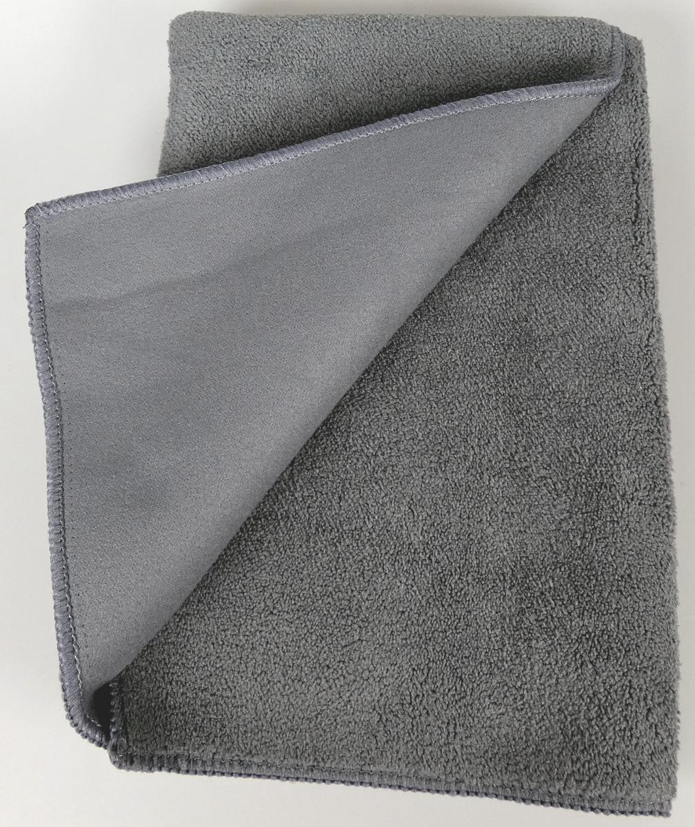 Reinigungstuch, Foto siehe Anlage,
- in einem Polybeutel verpackt,
- quadratisch, in den Abmessungen von laut Antrag 40 cm x 40 cm,
- aus einem zweilagigen, durch Kleben verbundenen Textillaminat:
-- mit einer Lage aus einfarbigen Plüschgewirken der Position 6001 und einer Lage aus einfarbigen, 
   gerauten Geweben der Kapitel 54/55 aus laut Antrag jeweils 100 % synthetischen Chemiefasern,
-- im Hinblick auf den Umfang und die Verwendung sind die Gewirke und die Gewebe gleich-
   bedeutend; somit bestimmt keines der beiden Flächenerzeugnisse den wesentlichen Charakter
   des Textillaminates; das Textillaminat ist daher der von den gleichermaßen in Betracht kom-
   menden Positionen in der Nomenklatur zuletzt genannten Position zuzuweisen (Gewirke der 
   Position 6001),
- an allen Rändern durch Überwendlichnähte gesäumt (somit konfektioniert),
- aufgrund der verwendeten Flächenerzeugnisse keine Ware der Unterposition (KN) 6307 1030.

"Andere konfektionierte Ware (Reinigungstuch) aus Spinnstoffen, aus Gewirken"