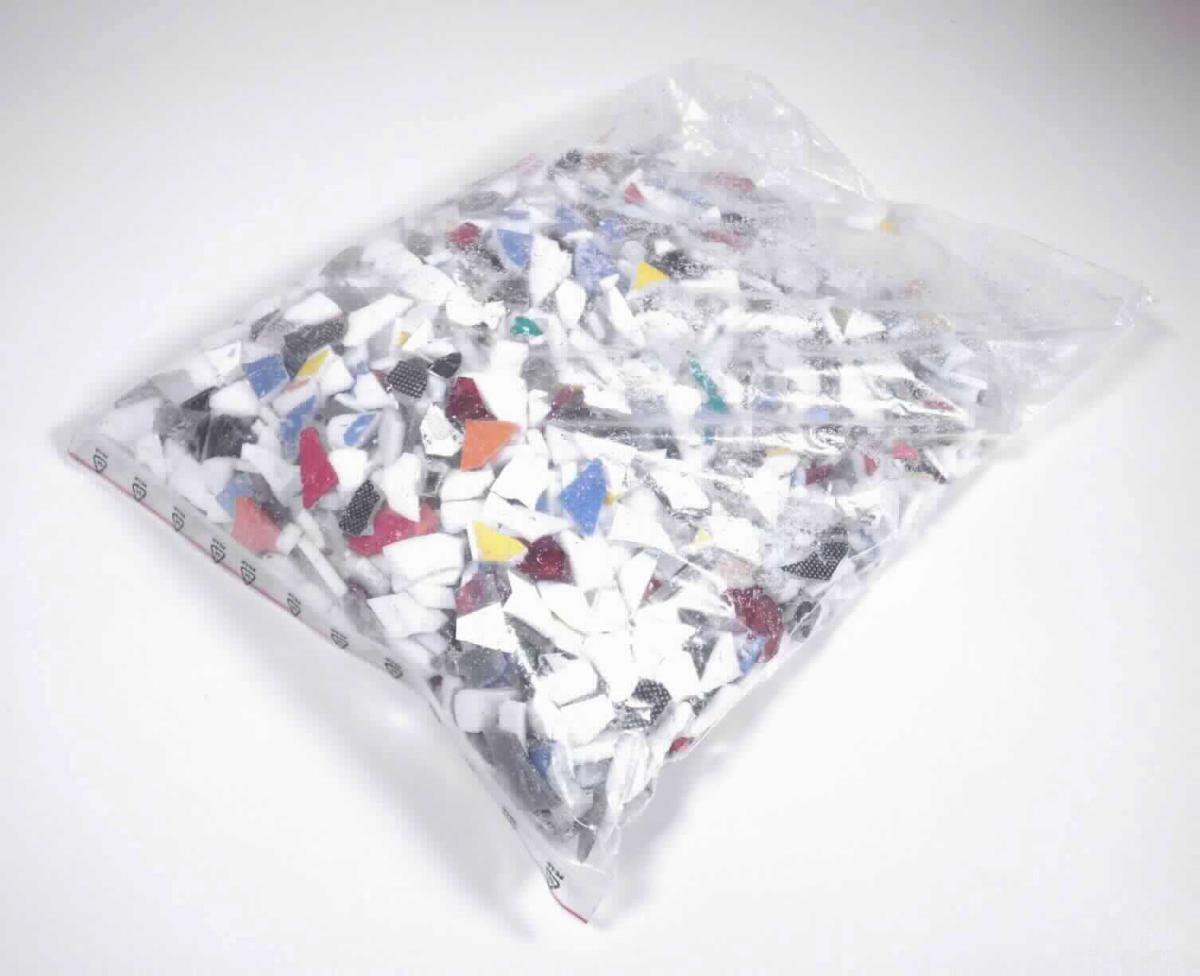 Angaben des Antragstellers:
Polymethylmethacrylat-Mahlgut

Feststellungen an einem Warenmuster:
Es wurde ein Polybeutel mit kleinen Bruckstücken aus Kunststoff in verschiedenen Farben vorgelegt.

Befund:
Es liegt Polymethylmethacrylat in Primärform im Sinne der Position 3906 vor. Da es sich um einen einzigen thermoplastischen Stoff handelt, der in Primärform umgewandelt wurde, liegt kein Abfall der Position 3915 vor.