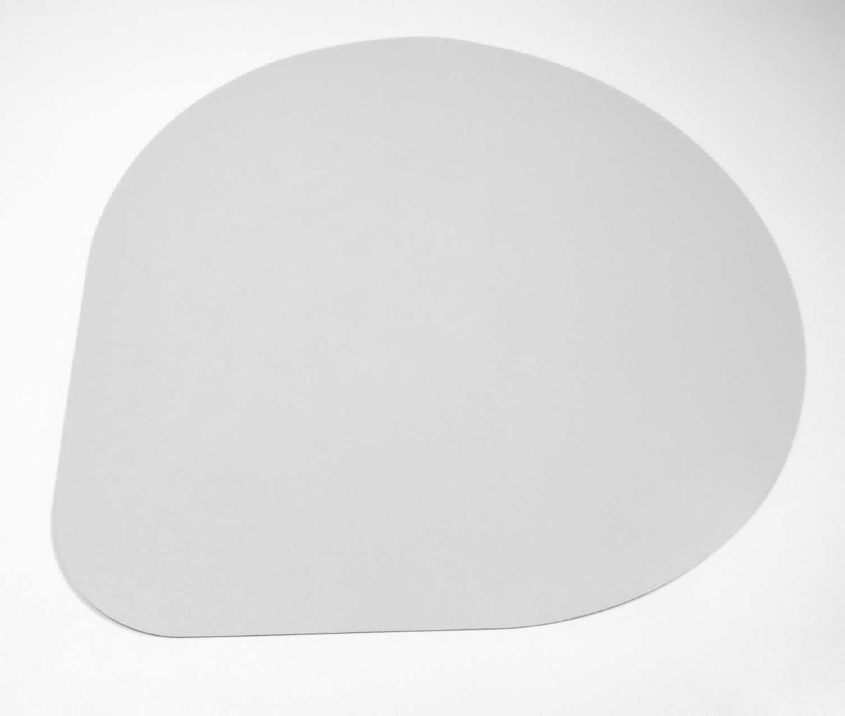 Angaben des Antragstellers:
Tischsets in verschiedenen Farben aus Polypropylen und Naturkautschuk

Feststellungen an einem Warenmuster:
Es wurde eine zweilagige rundliche Matte (ca. 36,5 x 42 cm) vorgelegt. Die Matte besteht aus einer schwarzen Zellkautschukunterlage, die einseitig mit einem grünlichen Kunststoff überzogen ist. Als Zwischenlage dient ein Schlingengewebe. Die dickere Unterlage aus Zellkautschuk ist für die Matte charakterverleihend.

Befund:
Es liegt eine andere Ware aus Zellkautschuk (charakterverleihend) im Sinne der Unterposition (KN) 4016 1000 vor.
