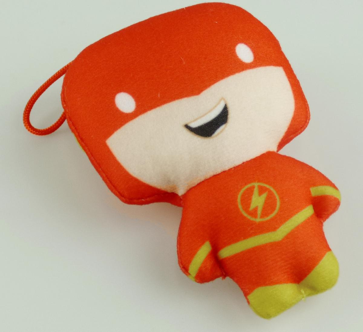 Es handelt sich um eine Puppe ("Mc Donald´s - DC Superhero Plush - 2021, Motiv: The Flash"),
- einen Menschen darstellend,
- ca. 11 cm groß,
- aus Spinnstoff gefertigt mit weichem Füllmaterial,
- mit angenähten Armen und zusammengenähten Beinen, die materialbedingt beweglich sind,
- mit einer roten Maske, die den größten Teil des Gesichts bedeckt,
- mit einem aufgedruckten, geöffneten Mund (erkennbar menschlich mit Lippen und Zähnen,
  damit Puppe),
- mit einem roten, langärmeligen Overall mit Logo auf der Brust und gelben Schuhen bekleidet,
  wobei die Kleidung nur auf den Körper aufgedruckt ist,
- am oberen Ende mit einer Aufhängeschlaufe aus Spinnstoff versehen,
- dient der spielerischen Unterhaltung.

Derartige Erzeugnisse werden zolltarifrechtlich als "Puppe, die Nachbildung eines Menschen
darstellend, keine handgearbeitete Puppe in für das Ursprungsland charakeristischer Volkstracht"
eingereiht.