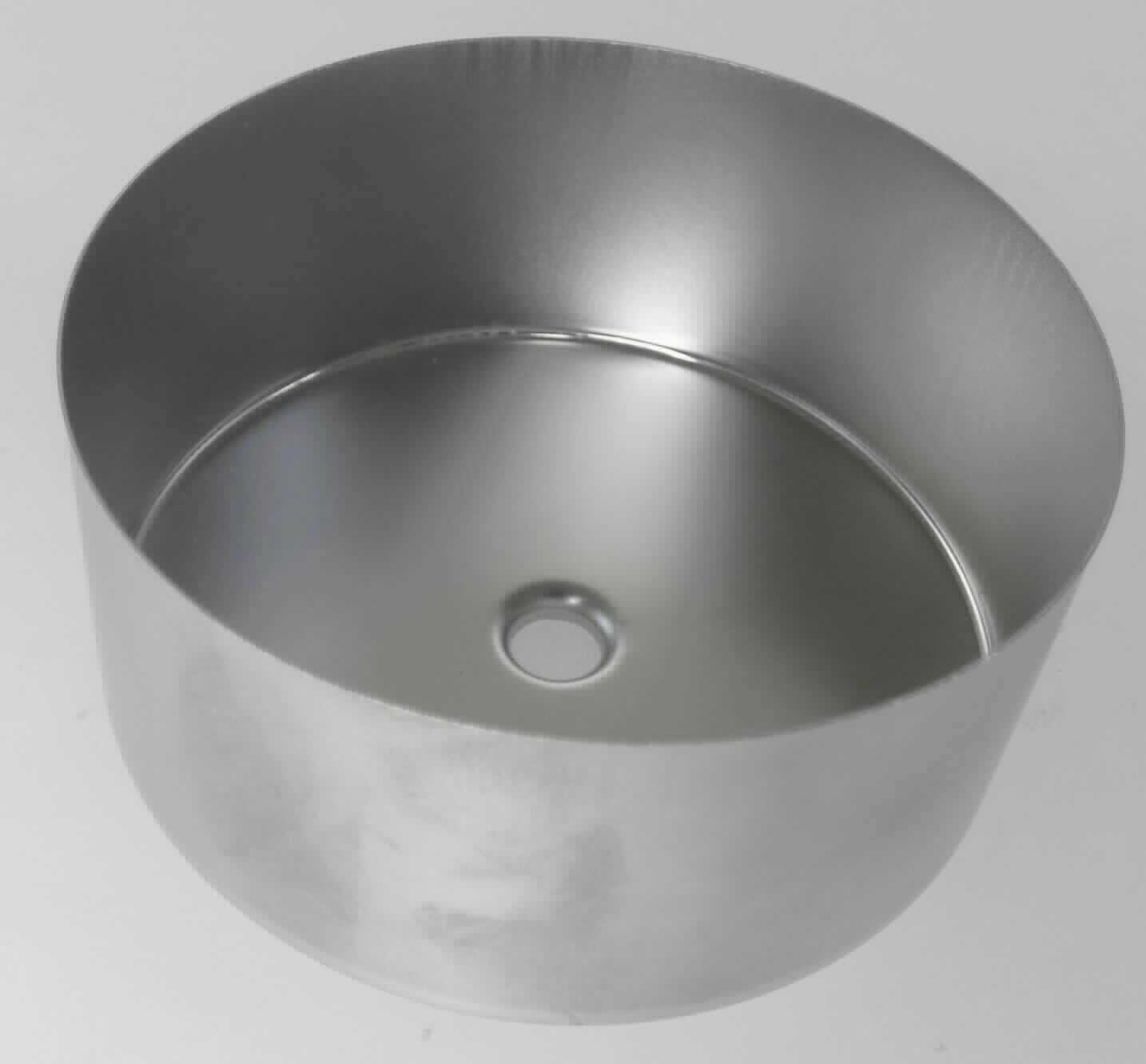 Sog. Topf
- in Form eines verwendungsspezifischen, nach Werkzeichung gefertigten Einbauelements
  aus unedlem Metall, mit rundem Querschnitt und mittiger, runder Öffnung (Abbildung
  siehe Anlage),
- erkennbar zum Einbau in einen Generator zur Sauerstofferzeugung durch eine
  chemische Reaktion (chemischer Sauerstoffgenerator) bei Druckabfall in Passagier-
  kabinen von Flugzeugen bestimmt.

"Teil, erkennbar ausschließlich bestimmt für mechanische Geräte mit eigener Funktion, in Kapitel 84 anderweit weder genannt noch inbegriffen, keine Ware der Codenummern 8479 9015 00 0 bis 8479 9070 87 0 - sog. Topf für chemischen Sauerstoffgenerator"