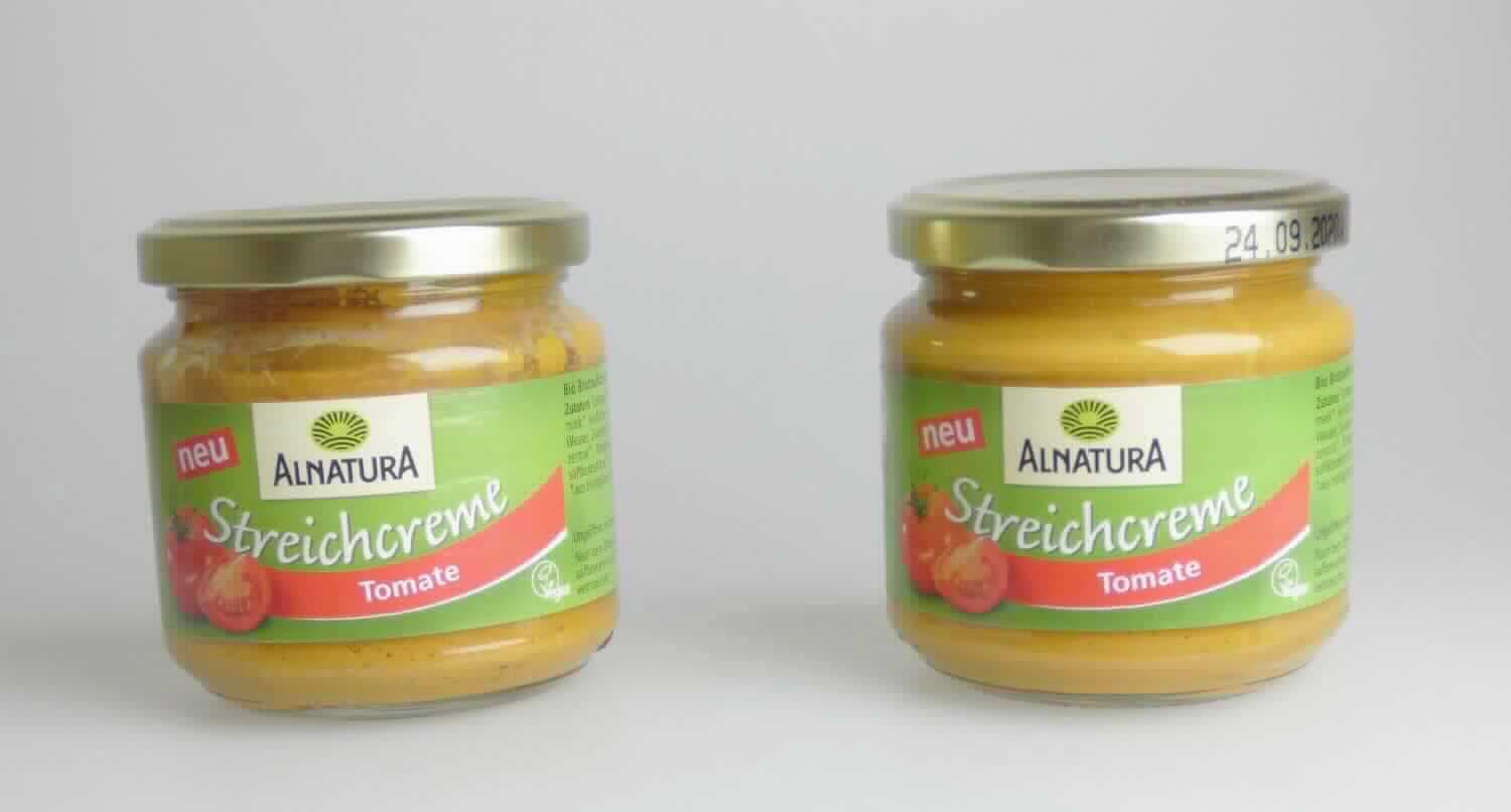 Zubereitung auf der Grundlage von Tomaten.

Antragsangaben (als zutreffend unterstellt): Streichcreme; Zutaten: 30 % Tomaten, Sonnenblumenkerne, 14 % einfach konzentriertes Tomatenmark, Sonnenblumenöl, Wasser, Zwiebeln, Zitronensaft, Tomatenpulver, Agavendicksaft, Tomatensaftkonzentrat, Salz, Knoblauch, Kräuter. Trockenmassegehalt: 37 GHT.

Beschaffenheit des vorgelegten Warenmusters: dunkelorangefarbene, homogene, streichfähige Masse in einem Original-Schraubdeckelglas mit einem Nettoinhalt von 180 g. Geschmack: nach Tomate, würzig, salzig, leicht säuerlich.

Gehalt an Trockenmasse (gemäß Angabe): mehr als 30 GHT.

Tomaten, anders als mit Essig oder Essigsäure zubereitet oder haltbar gemacht, weder ganz noch in Stücken, mit einem Trockenmassegehalt von mehr als 30 GHT, in unmittelbaren Umschließungen mit einem Gewicht des Inhalts von 1 kg oder weniger.
