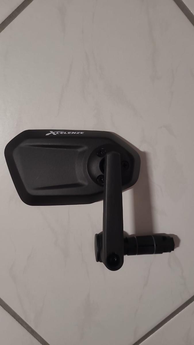Spiegel aus Glas, sog. Spiegel für Fahrradlenker, Foto siehe Anlage,
aus verschiedenen Bestandteilen zusammengesetzte Ware, bestehend aus einem Rückspiegel
und einem Gelenkarm,
- Rückspiegel aus Glas:
- - in einem Gehäuse aus Kunststoff, damit gerahmt,
- - Spiegelfläche mit den Abmessungen: ca. 12,5 cm x 6,5 cm,
- Gelenkarm aus Kunststoff:
- - am Ende mit einer Steckvorrichtung zur Befestigung des Spiegels an einem Fahrradlenker,
- der Spiegel aus Glas bestimmt aufgrund seiner Bedeutung in Bezug auf die Verwendung
  den wesentlichen Charakter der zusammengesetzten Ware,
- keine Einreihung als Zubehör für Fahrräder in die Position 8714, da es sich beim Wortlaut
  der Position 7009 (Rückspiegel) um die genauere Warenbezeichnung handelt.

"Spiegel aus Glas, Rückspiegel für Fahrzeuge, gerahmt, anderer als in den TARIC-Codes
 7009 1000 30 bis 7009 1000 60 genannte"