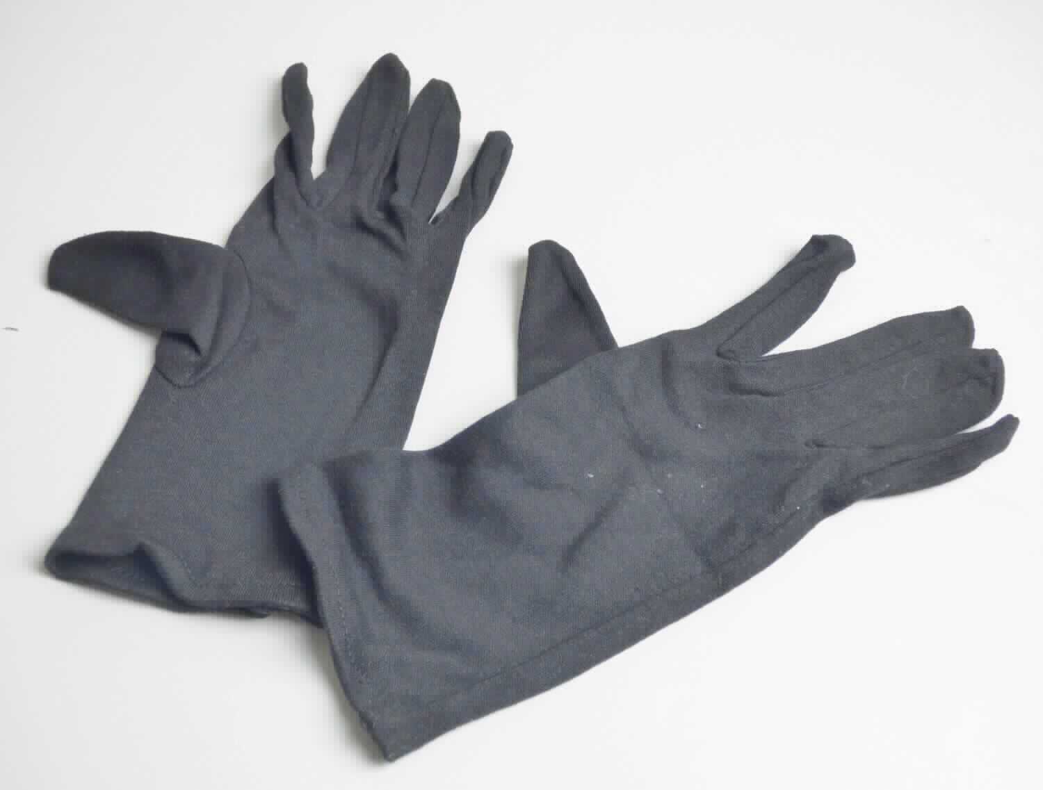 Fingerhandschuhe, sog. Baumwoll-Handschuhe NERO, in Erwachsenengröße, Foto siehe Anlage,
- in einem Polybeutel verpackt,
- als Fünffingerhandschuhe gearbeitet,
- aus ca. 0,7 mm dicken, einfarbigen Gewirken aus laut Antrag 60 % Baumwolle und 40 % Polyester (synthetische 
  Chemiefasern),
- am unteren Rand durch Umschlagen und Festnähen gesäumt.

"Fingerhandschuhe, aus Gewirken, andere als in der Unterposition 6116 10 genannte, aus Baumwolle"