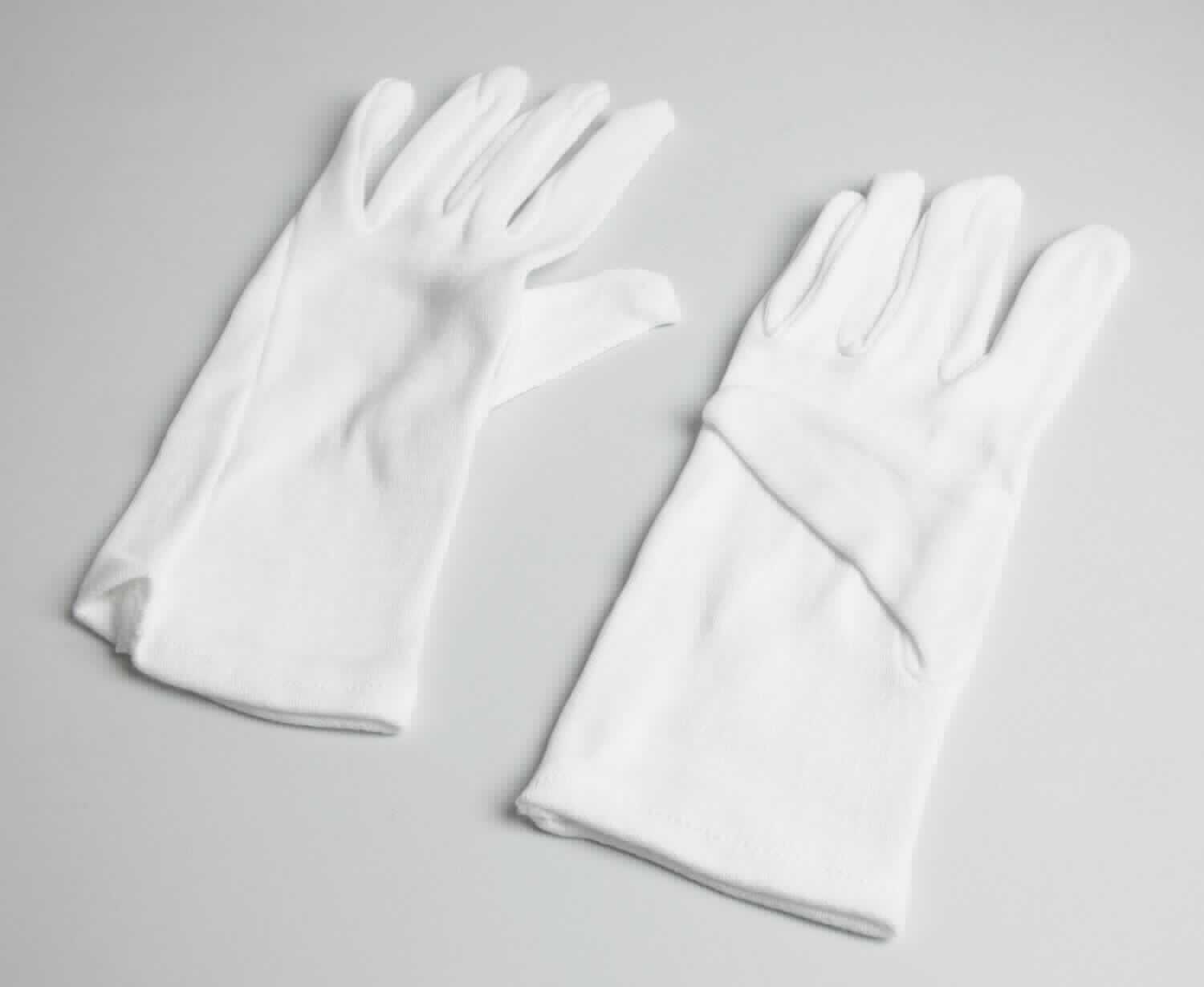 Fingerhandschuhe, sog. Baumwoll-Handschuhe BLANC, in Erwachsenengröße, Foto siehe Anlage,
- in einem Polybeutel verpackt,
- als Fünffingerhandschuhe gearbeitet,
- aus ca. 0,7 mm dicken, einfarbigen Gewirken aus laut Antrag 60 % Baumwolle und 40 % Polyester (synthetische 
  Chemiefasern),
- am unteren Rand durch Umschlagen und Festnähen gesäumt.

"Fingerhandschuhe, aus Gewirken, andere als in der Unterposition 6116 10 genannte, aus Baumwolle"