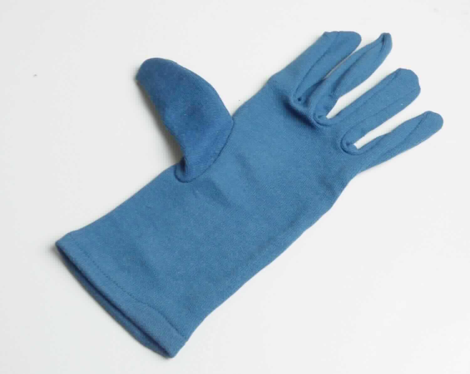 Fingerhandschuhe, sog. Baumwoll-Handschuhe Cotton-Detect, in Erwachsenengröße, Foto siehe Anlage,
- in einem Polybeutel verpackt,
- als Fünffingerhandschuhe gearbeitet,
- aus ca. 0,9 mm dicken, einfarbigen Gewirken aus laut Antrag 60 % Baumwolle und 40 % Polyester (synthetische 
  Chemiefasern),
- mit einem eingenähten sog. Detektorblättchen aus augenscheinlich unedlem Metall ausgestattetet,
- am unteren Rand durch Umschlagen und Festnähen gesäumt.

"Fingerhandschuhe, aus Gewirken, andere als in der Unterposition 6116 10 genannte, aus Baumwolle"