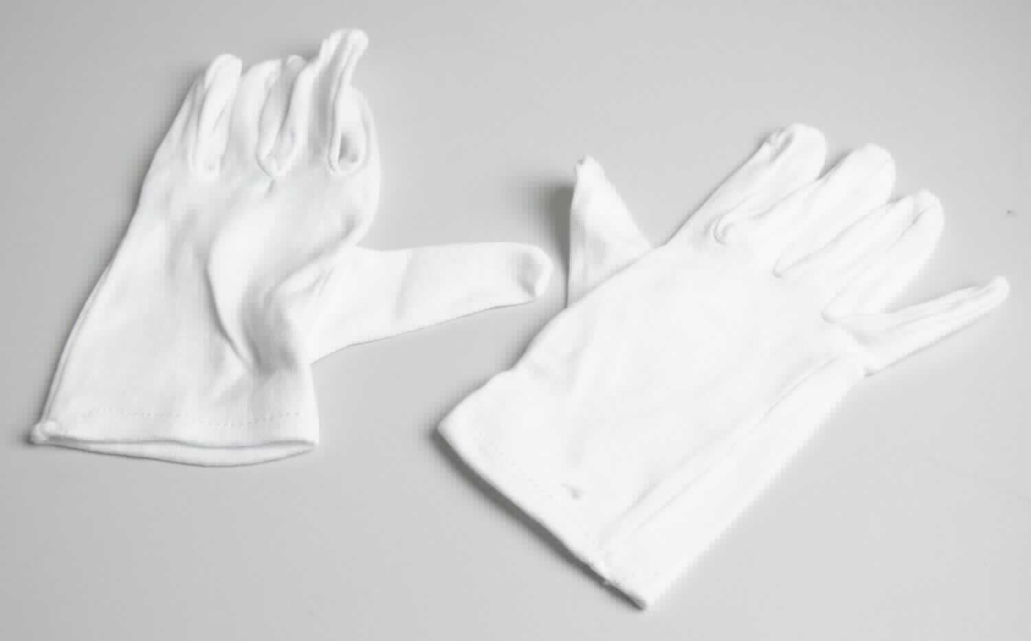 Fingerhandschuhe, sog. Baumwoll-Handschuhe BLANC, in Erwachsenengröße, Foto siehe Anlage,
- in einem Polybeutel verpackt,
- als Fünffingerhandschuhe gearbeitet,
- aus ca. 0,7 mm dicken, einfarbigen Gewirken aus laut Antrag 60 % Baumwolle und 40 % Polyester (synthetische 
  Chemiefasern),
- am unteren Rand durch Umschlagen und Festnähen gesäumt.

"Fingerhandschuhe, aus Gewirken, andere als in der Unterposition 6116 10 genannte, aus Baumwolle"