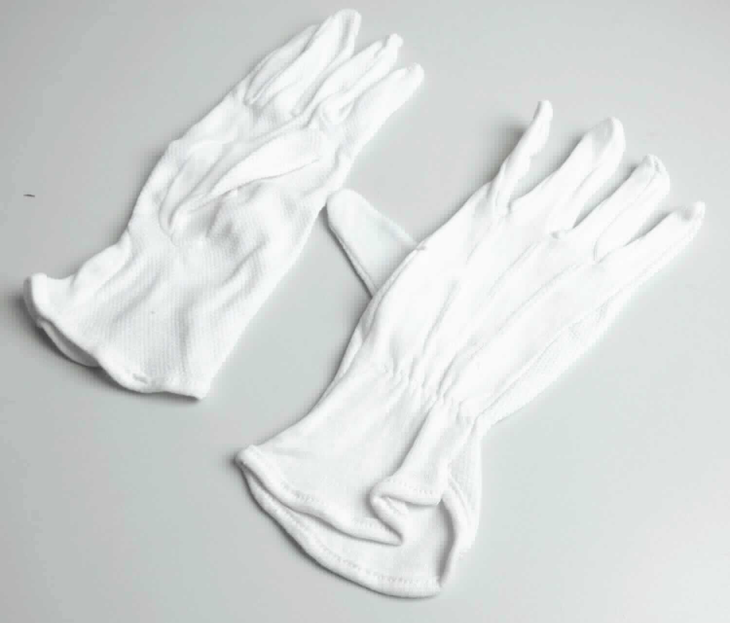 Fingerhandschuhe, sog. Baumwoll-Handschuhe Tricot Grip, in Erwachsenengröße, Foto siehe Anlage,
- in einem Polybeutel verpackt,
- als Fünffingerhandschuhe gearbeitet,
- aus ca. 0,6 mm dicken, einfarbigen Gewirken aus laut Antrag 60 % Baumwolle und 40 % Polyester (synthetische 
  Chemiefasern),
- im Bereich der Hand- und Fingerinnenflächen rutschhemmend mit Kunststoffnoppen bedruckt,
- im Bereich des Handgelenks elastisch verengt,
- am unteren Rand durch Umschlagen und Festnähen gesäumt.

"Fingerhandschuhe, aus Gewirken, andere als in der Unterposition 6116 10 genannte, aus Baumwolle"