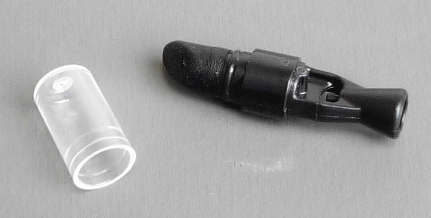 Bei dem sog. "Applikator für Kosmetikstifte" handelt sich um eine auswechselbare Spitze für Kosmetikstifte mit 2 Funktionen.
Die zusammengesetzte Ware besteht aus geschäumten schwarzen Kunststoff (ca.7 mm lang, einseitig spitz zulaufend, zur Applikation von Kosmetik) mit samtartiger Oberfläche, welcher in eine ca. 2 cm lange, schwarze Kunststoffhalterung mit fest verbundenen Kunststoffaufsatz mündet. 
Der Applikator bietet weiterhin durch seine spezielle Form die Möglichkeit andere Stifte anzuspitzen. Aufgrund des äußeren Erscheinungsbildes und der Art der Verwendung bestimmt das Kissen zum Auftragen von Kosmetik den Charakter der aus verschiedenen Bestandteilen zusammengesetzten Ware. 
Der gesamte Applikator dient zum Aufsetzen auf einen Kosmetikstift (nicht Gegenstand der vZTA).

Die Ware ist als "Kissen zum Auftragen von Kosmetikmitteln" einzureihen.