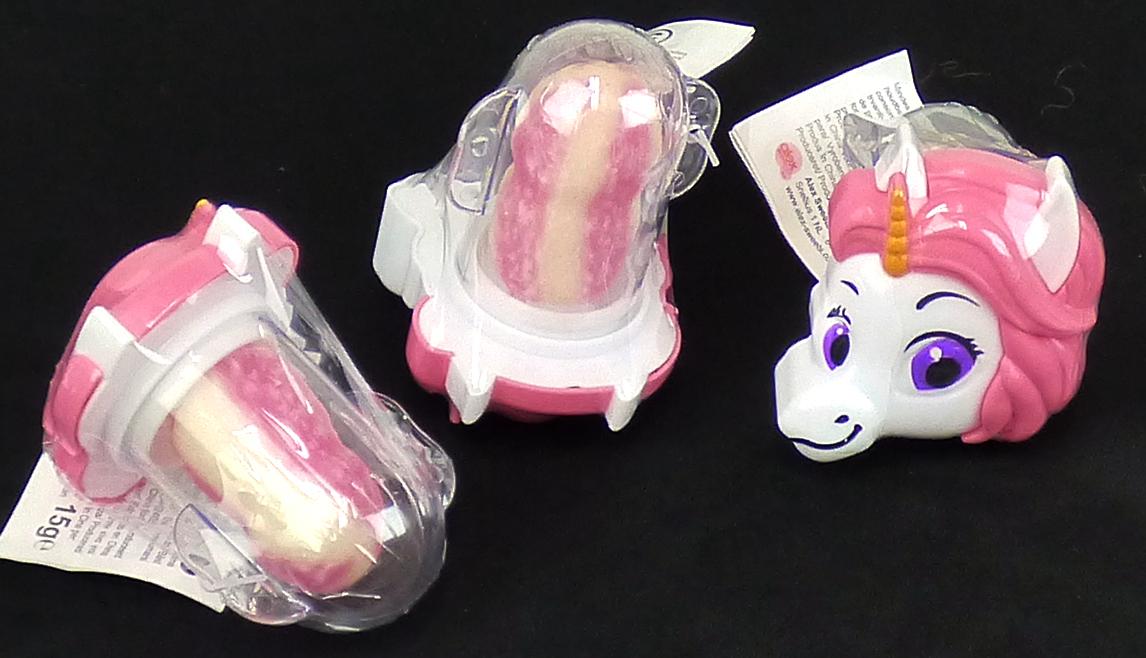 Zuckerware; Hartkaramelle

Bei der Ware handelt es sich um eine Hartkaramelle, die wie ein Schnuller an einer festen Rückplatte aufgebracht ist. Auf der Rückplatte ist ein stilisierter Einhornkopf aufgebracht. Die Hartkaramelle hat eine Länge von ca. 3,5 cm und einen Durchmesser von ca. 2 cm. 

Aus den hier durchgeführten Untersuchungen des Warenmusters wurden folgende für den Meursing-Zusatzcode relevante Werte ermittelt:
- Stärke/Glucose: 25 GHT bis weniger als 50 GHT,
- Saccharose/Invertzucker/Isoglucose: mehr als 50 GHT.
- Milchfett und Milchprotein werden aufgrund der Zutatenliste ausgeschlossen.

Abbildung siehe Anlage.

Die Ware ist als Zuckerwaren ohne Kakaogehalt (einschließlich weiße Schokolade),
andere, andere, andere, Hartkaramellen, auch gefüllt, in den TARIC-Code  1704 9071 00 einzureihen.